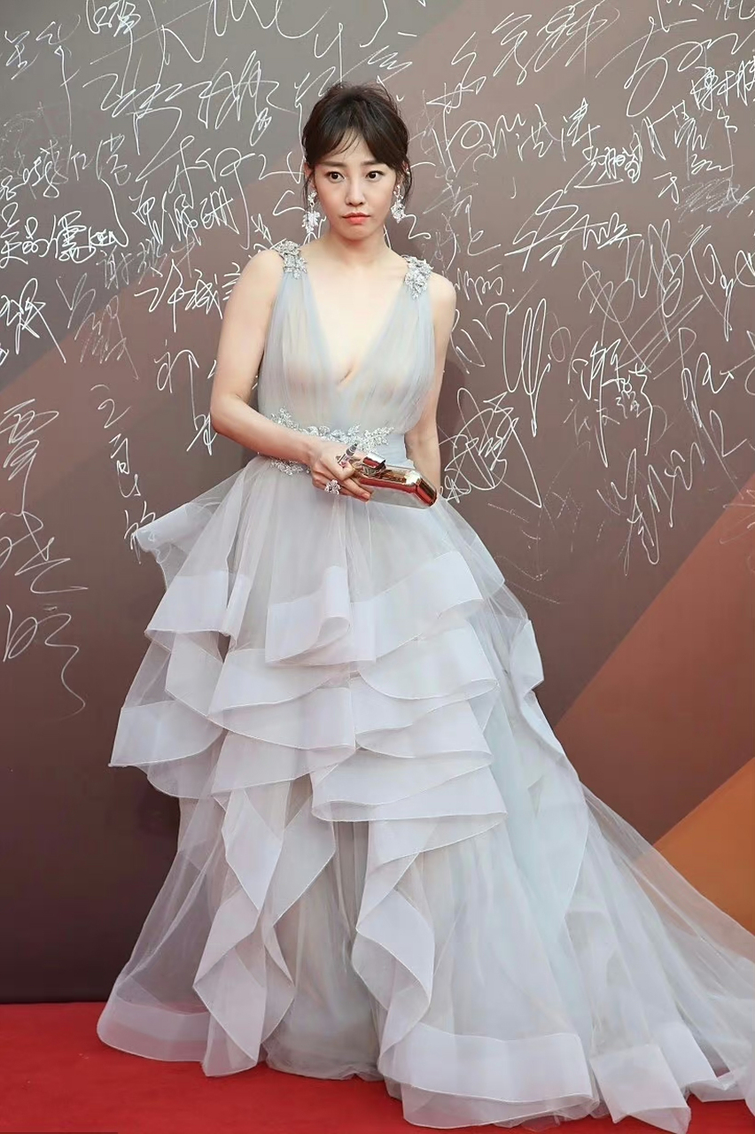 白百合穿上这件深v透视礼服,完美的露出了身材曲线,性感十足