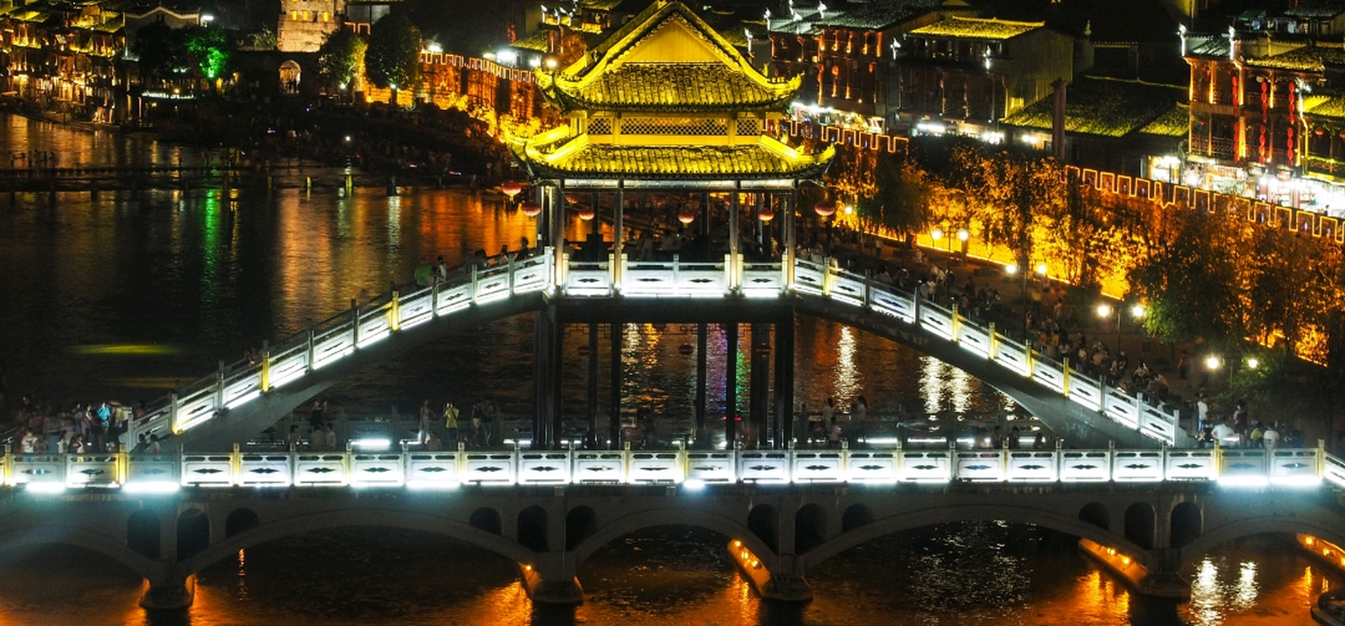 凤凰古城的名建筑——著名的吊脚楼  我们见惯了钢筋混凝土建起来的