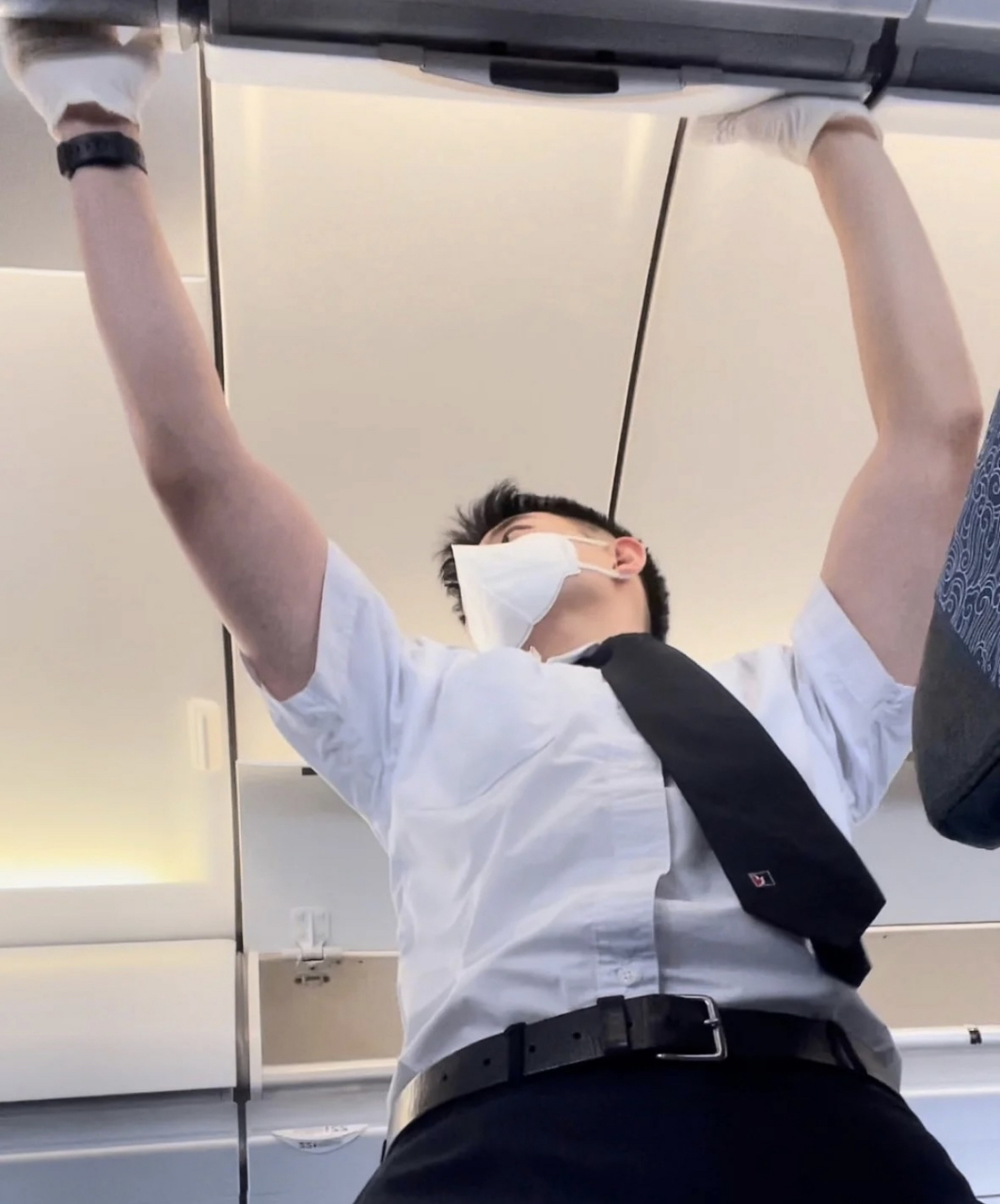 听说坐飞机,帮你关行李架的男生最帅?#帅哥