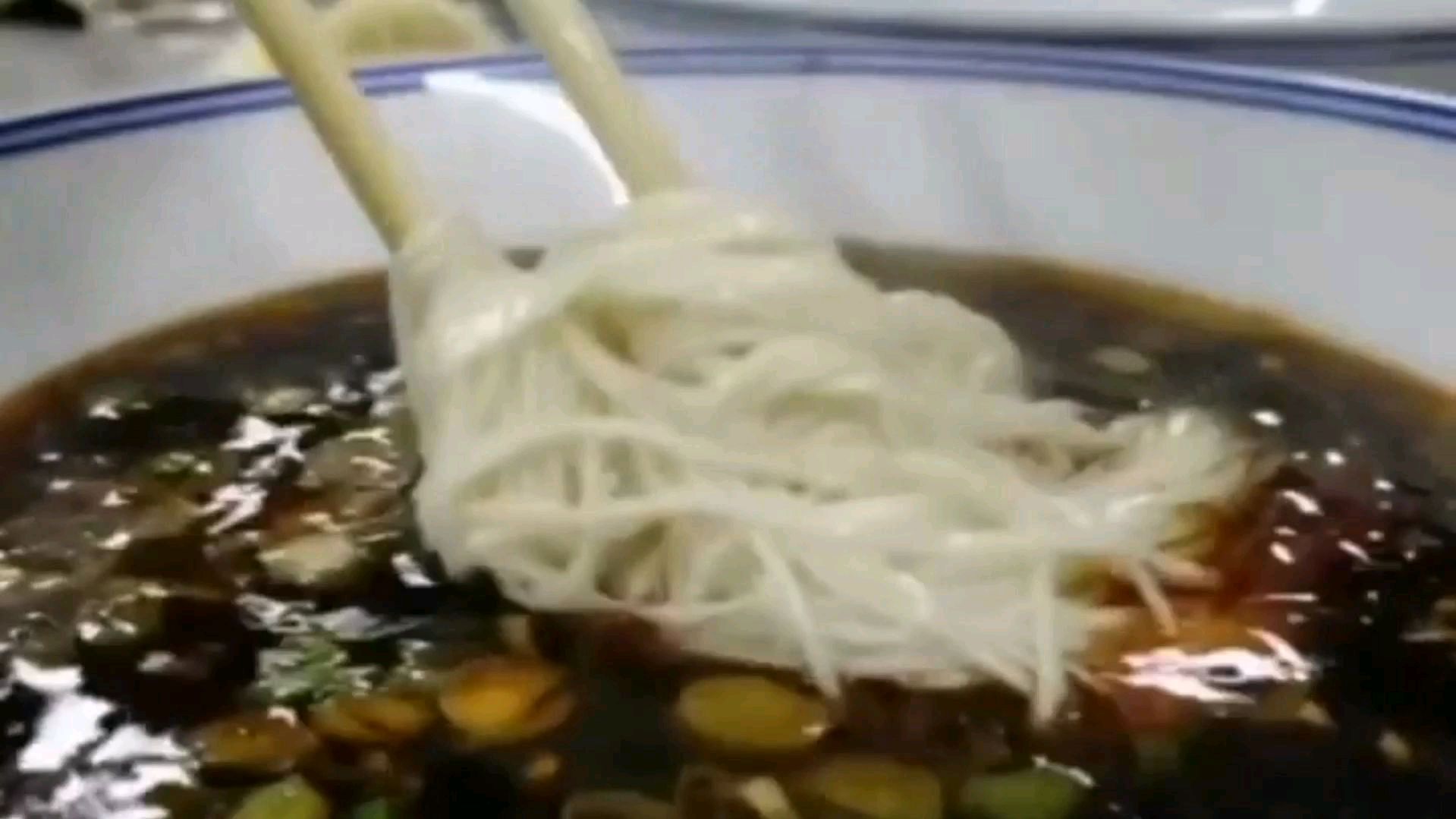 阳春面也是“酱油面”,学会3个阳春面的窍门,老厨师也称赞好吃