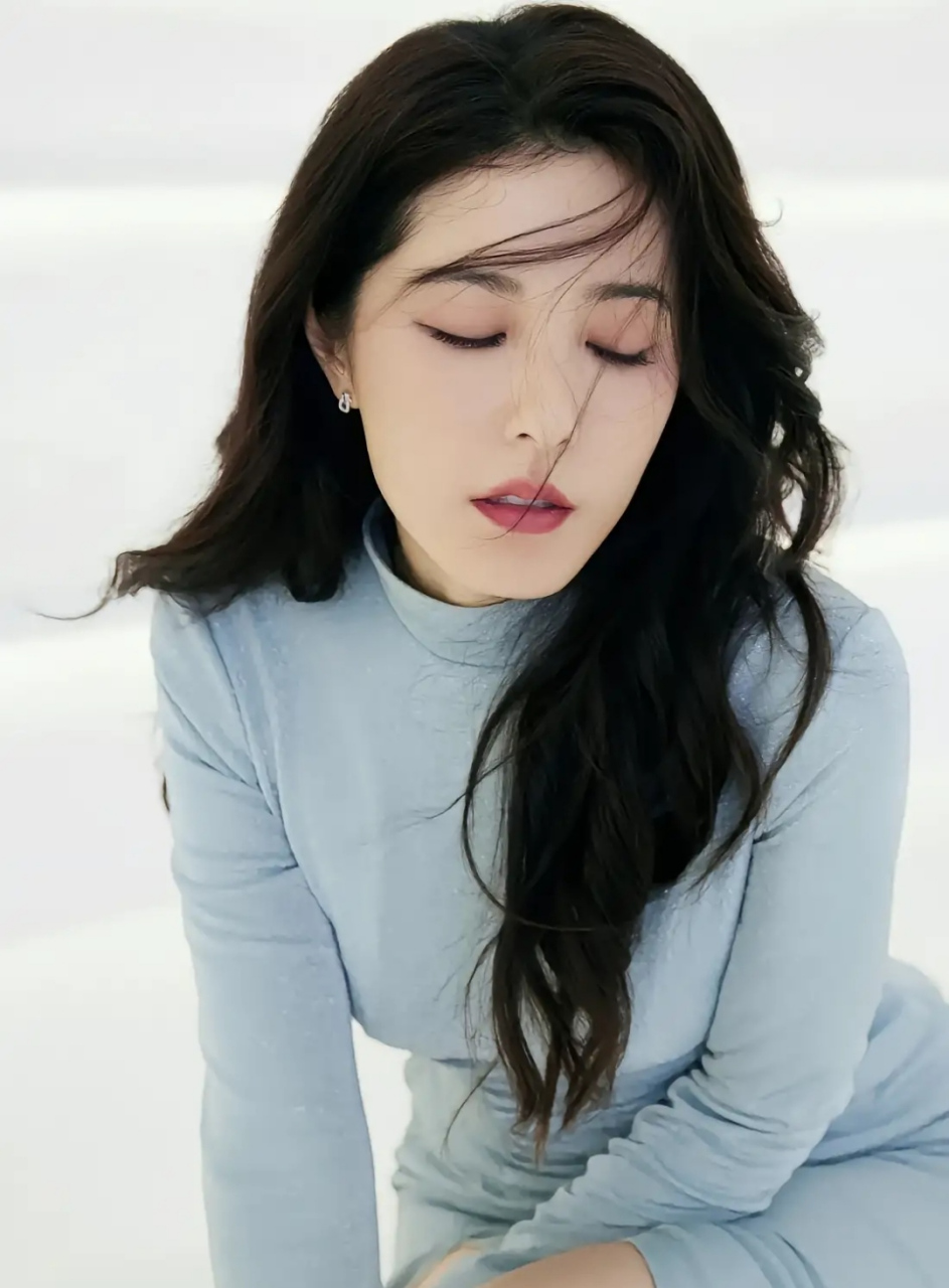 曾黎,气质型美女,非常的成熟知性美的感觉,韵味十足,既时尚又显气质.