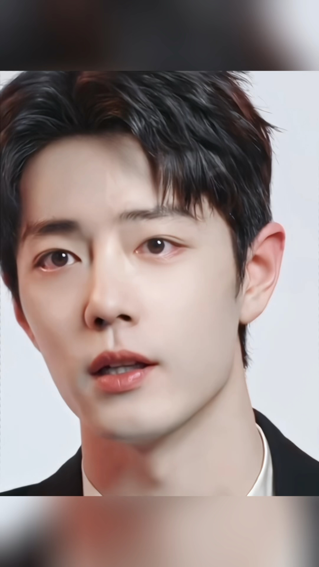 平时不觉得肖战帅的惊为天人,直到看见肖战穿黑西装拍广告,这颜值是