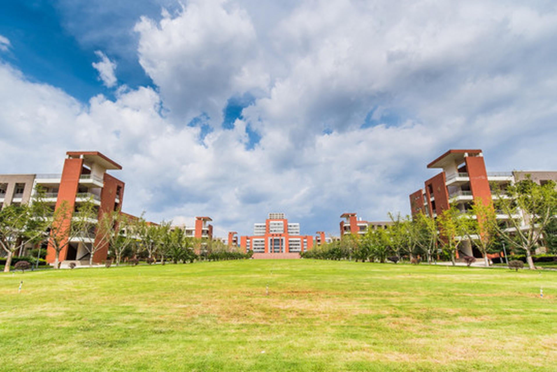 昨晚陪爱人理发,剪头那姐们儿和爱人是老乡,一见面