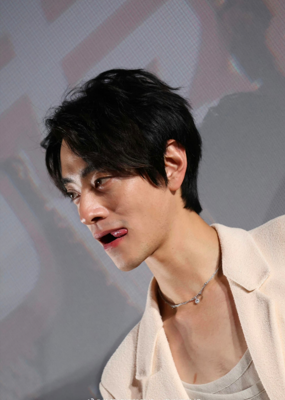 郑云龙暴瘦后的样子好像衰老后的肖战啊……希望肖战能好好吃饭,瘦成