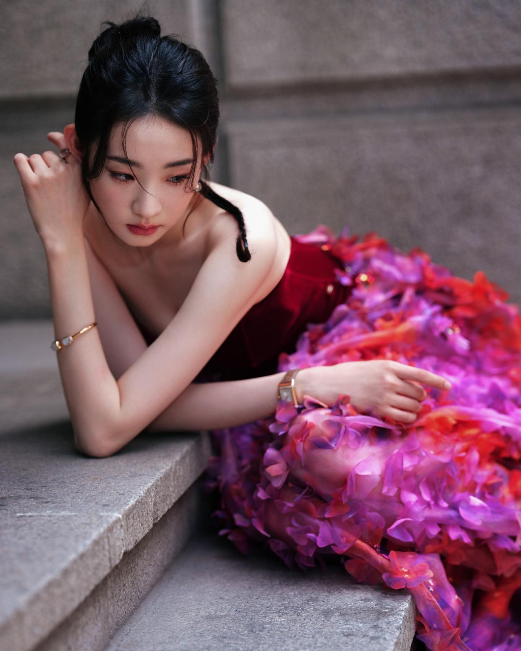 张艺凡花瓣抹胸裙疯狂心动91