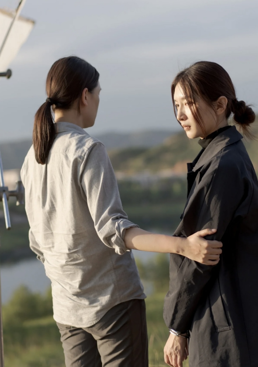 江疏影新片素颜出镜,带着手铐满眼绝望,面色苍白,入戏很深,破碎感很强