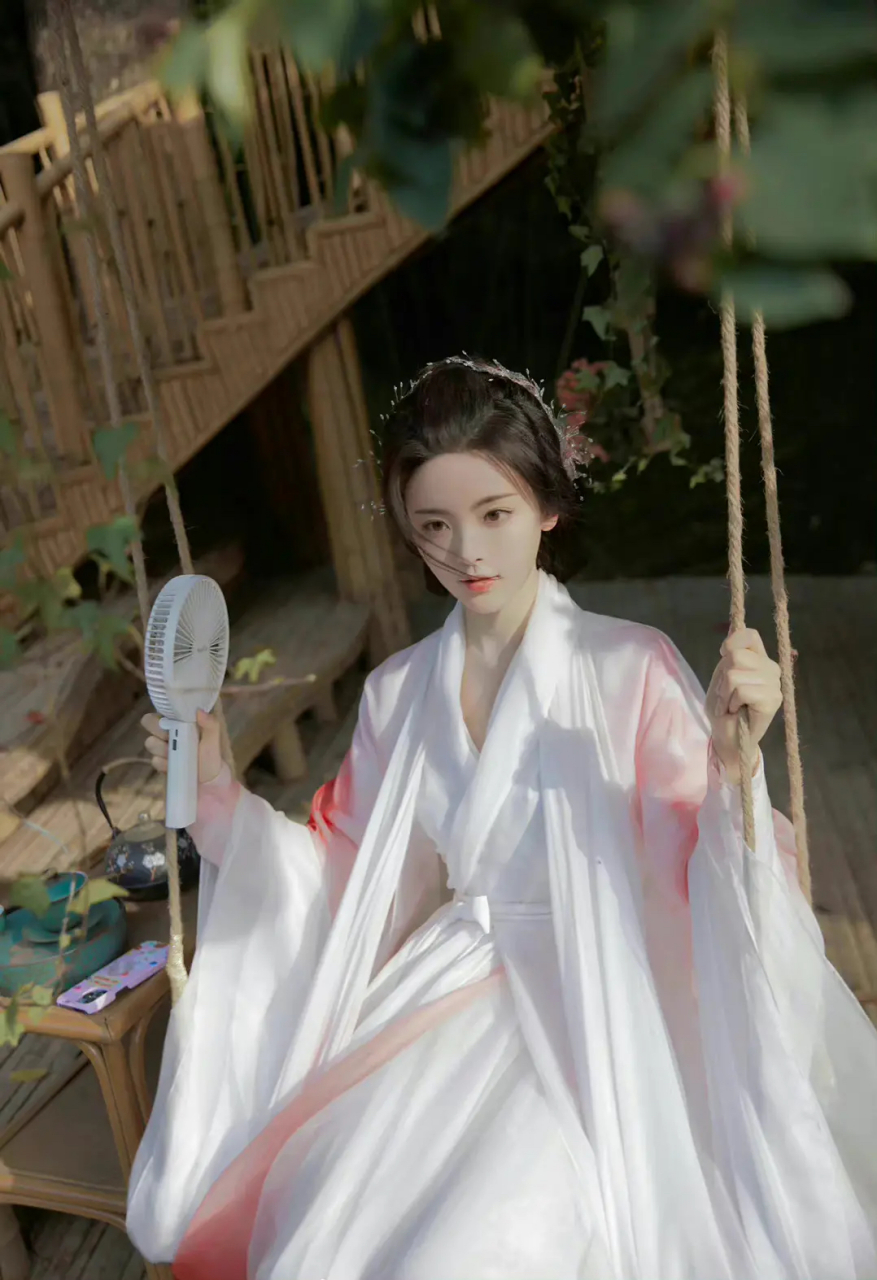 杨超越这个白衣飘飘造型,美到我心里去了.