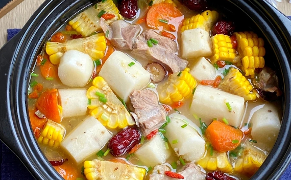 看看这个玉米竹笋排骨汤,做法很简单,超级大补