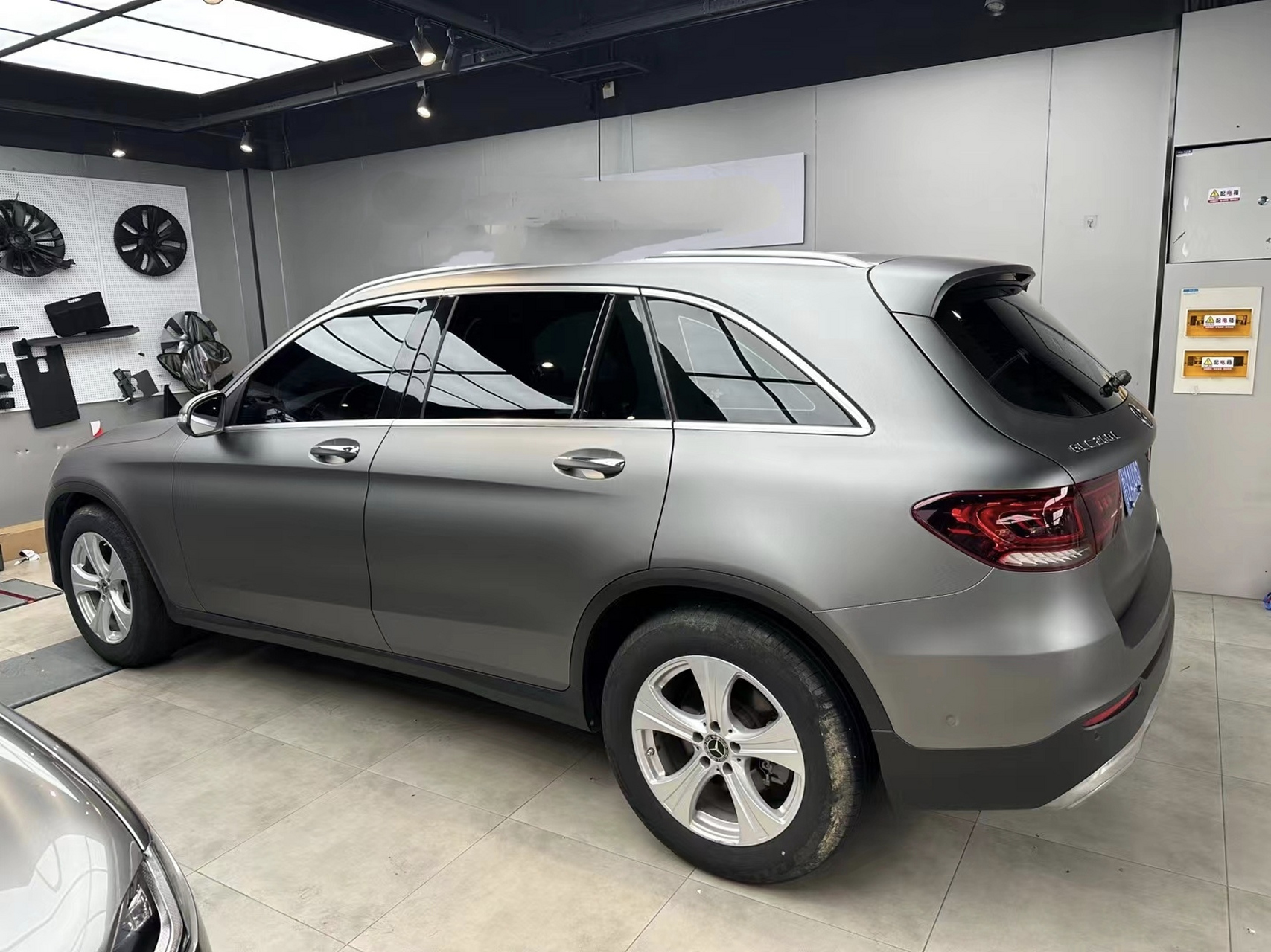 这款改色膜竟然这么美 奔驰glc amg装贴山灰色车漆改色膜 简直说浇