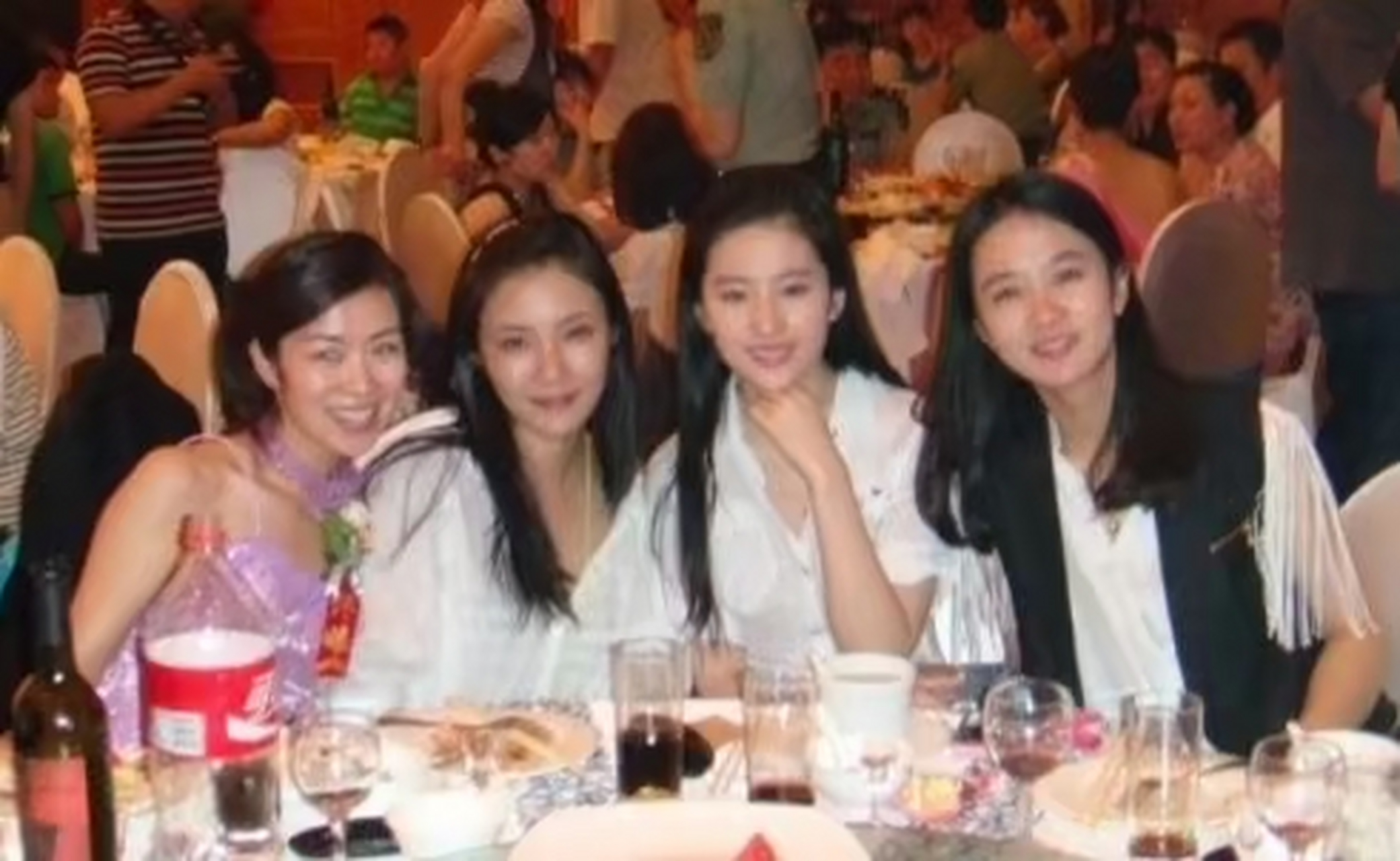 女神刘亦菲参加朋友聚会的生活照,没有修图,没有美颜,没有滤镜,她的