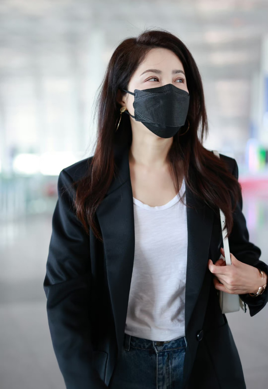 中戏第一美女曾黎#曾黎# 最新释出自己的一套机场私服造型,她上身穿一