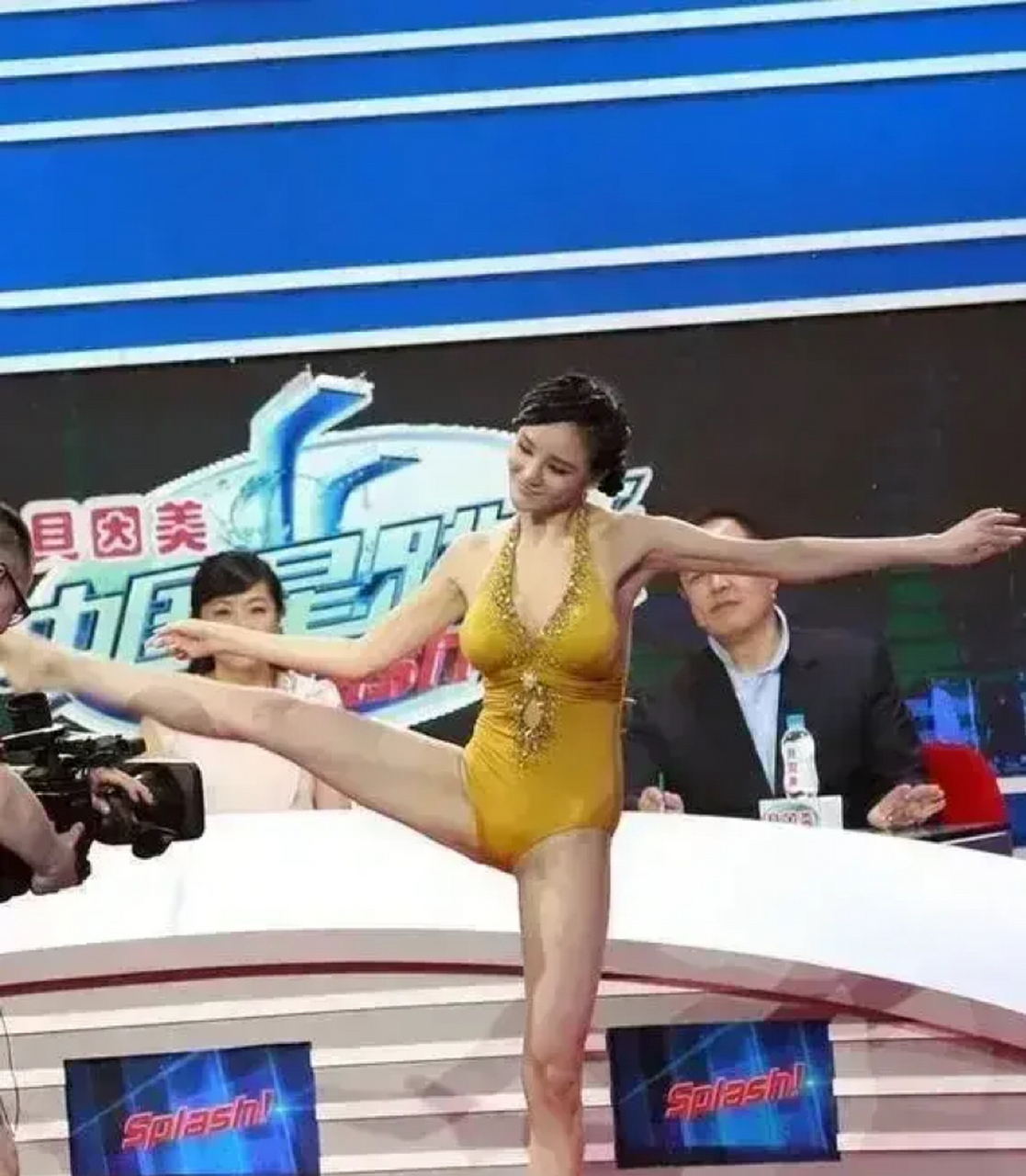 性感女神刘雨欣出席活动,一件黄色的泳衣,迷倒皇阿玛张铁林.