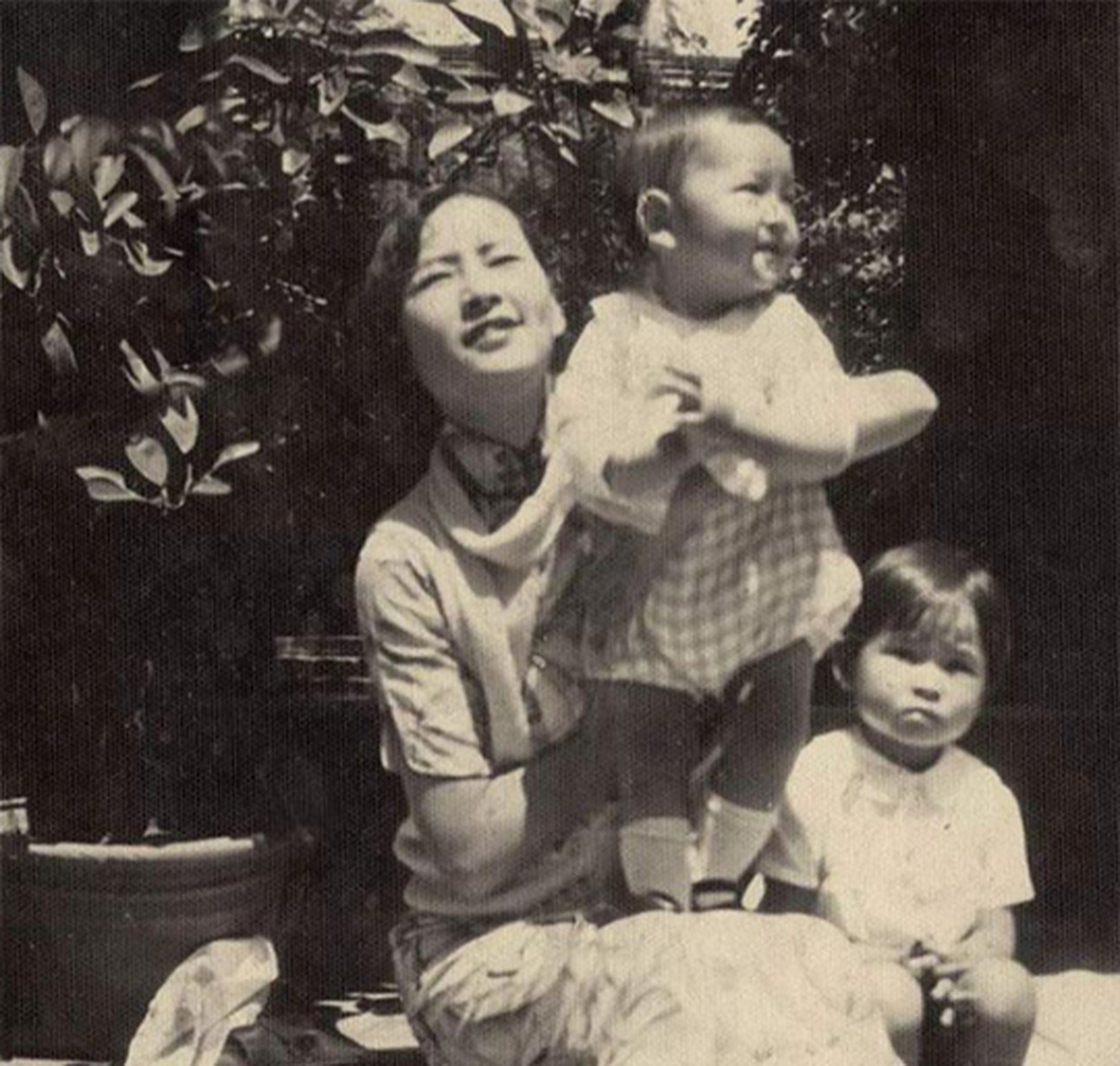 第一张图是林徽因带着两个孩子,女儿梁再冰,儿子梁从诫,到北戴河游泳.