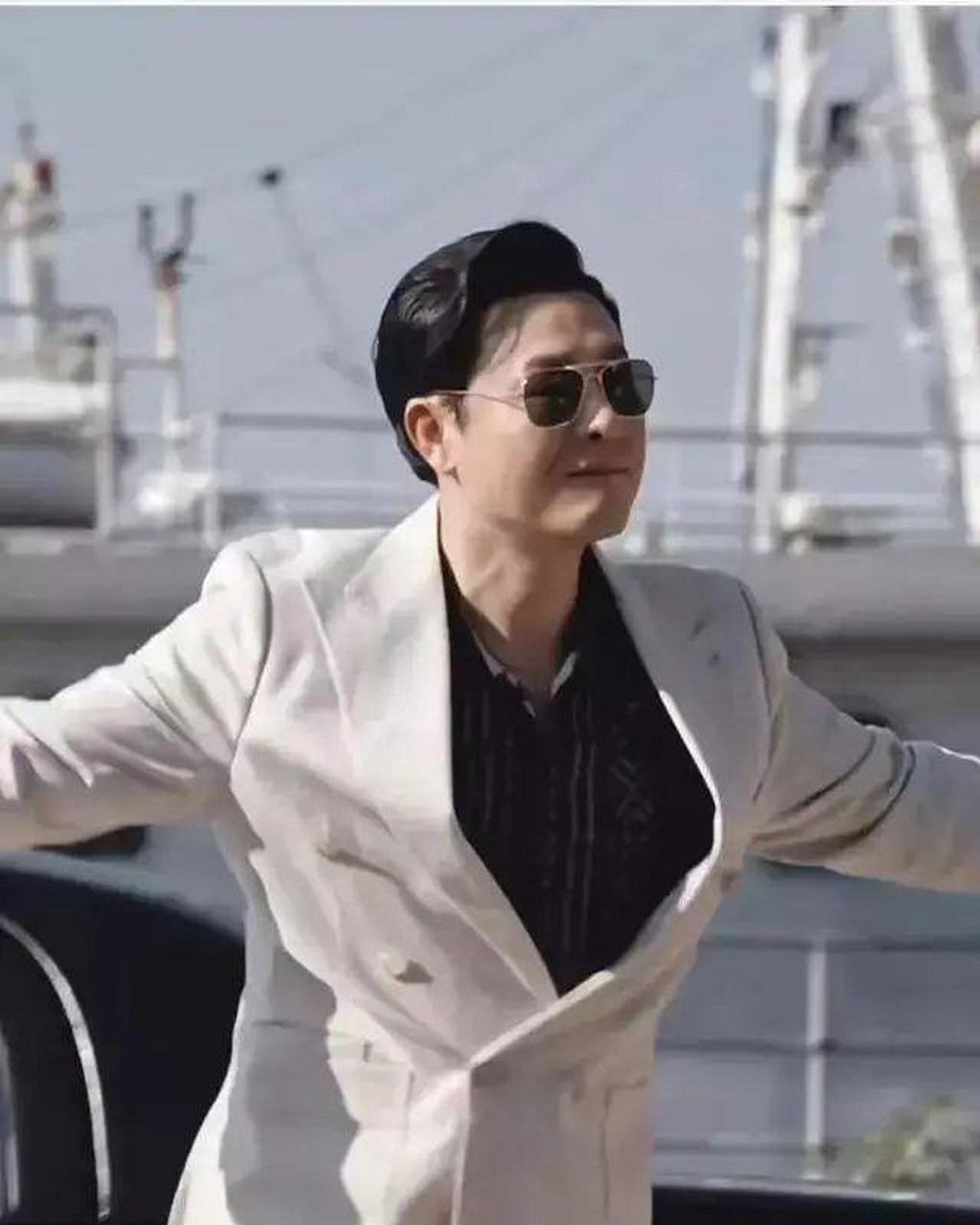 张颂文红毯造型梦回高启强#        张颂文一身白西装亮相北京电咏谮