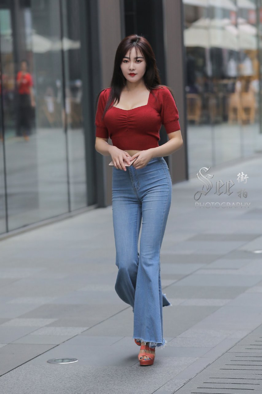 喇叭牛仔裤,百搭靓丽~#时尚街拍# #街拍