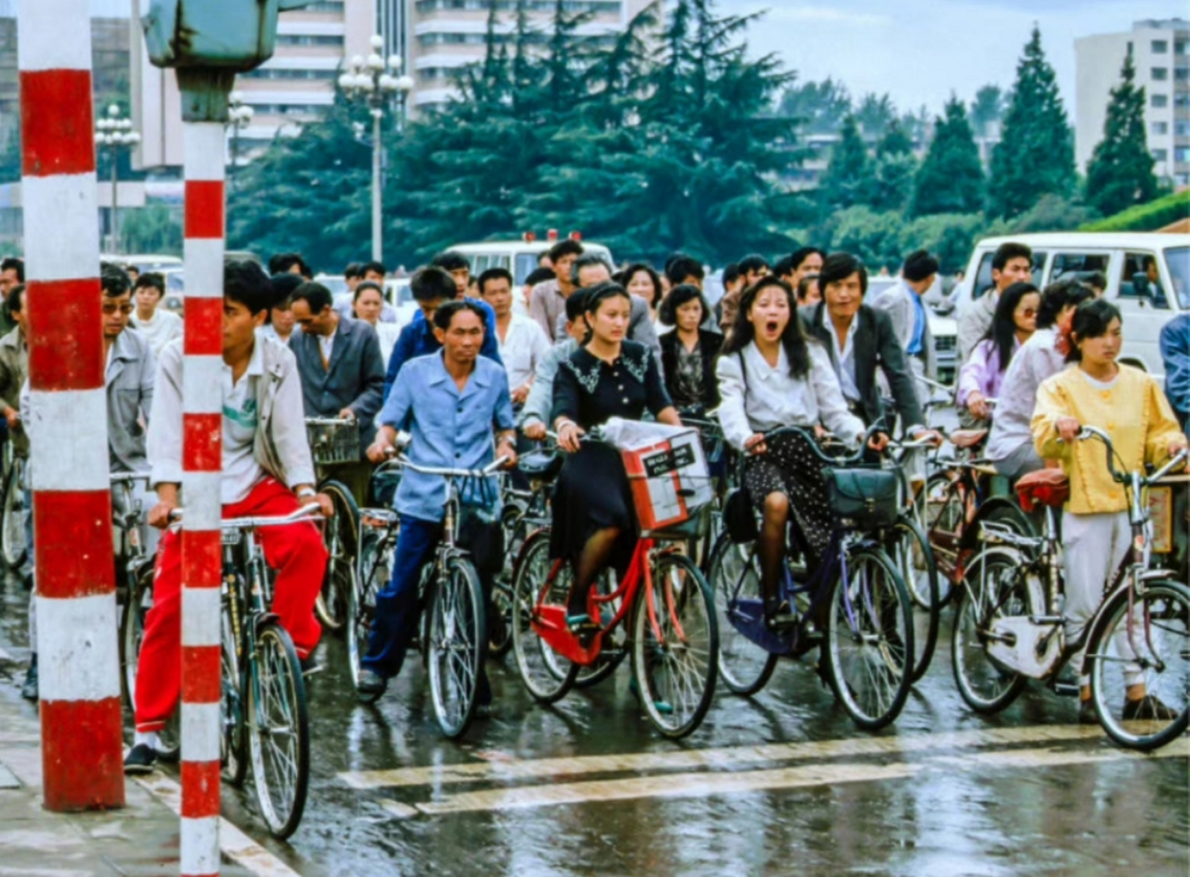 自行车大军,那时候,私家车没有普及,或者根本就没有私家车,自行车是