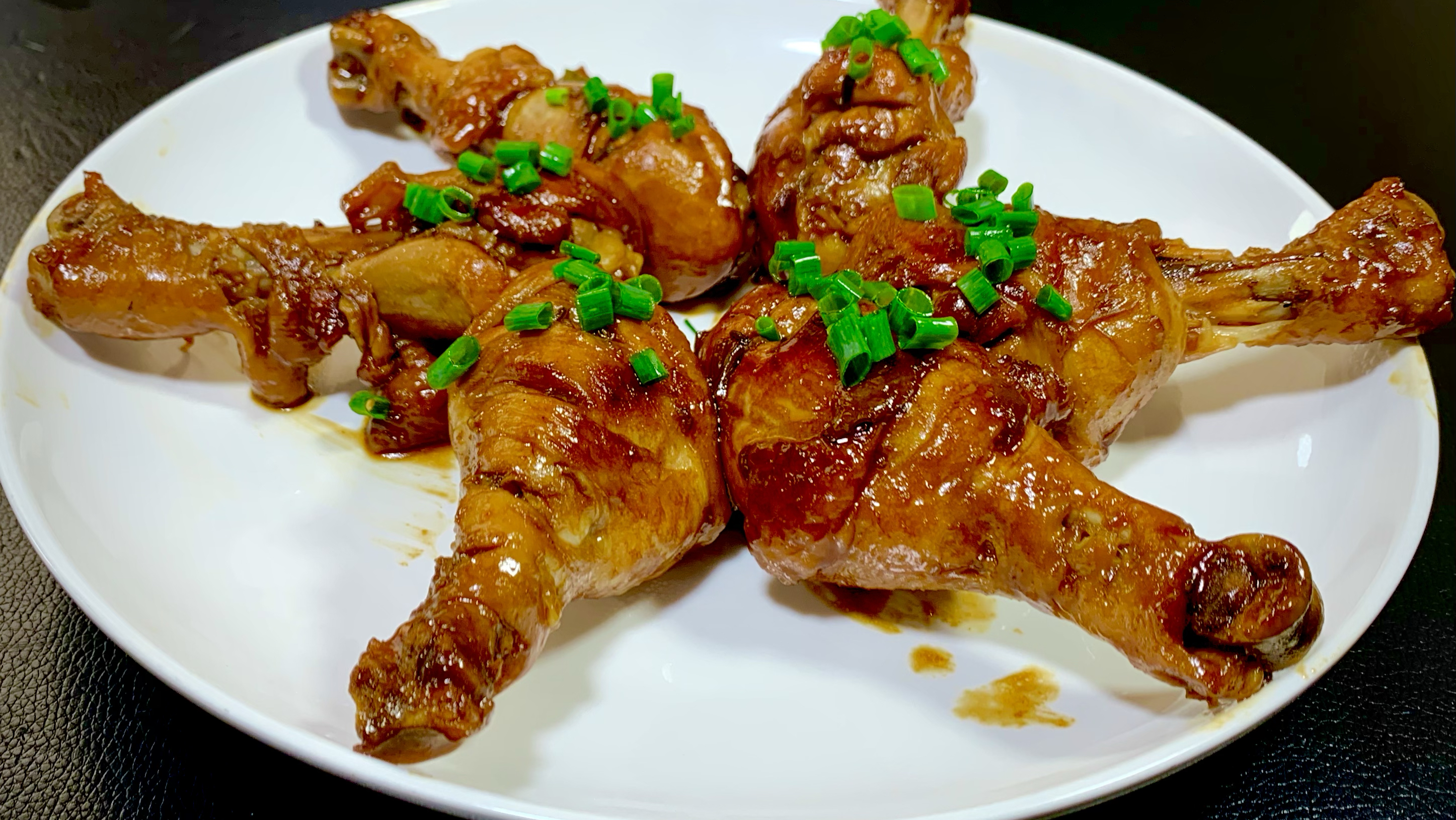 红烧鸡腿这样做最好吃，配料简单，颜色诱人美味，一次吃6个不腻