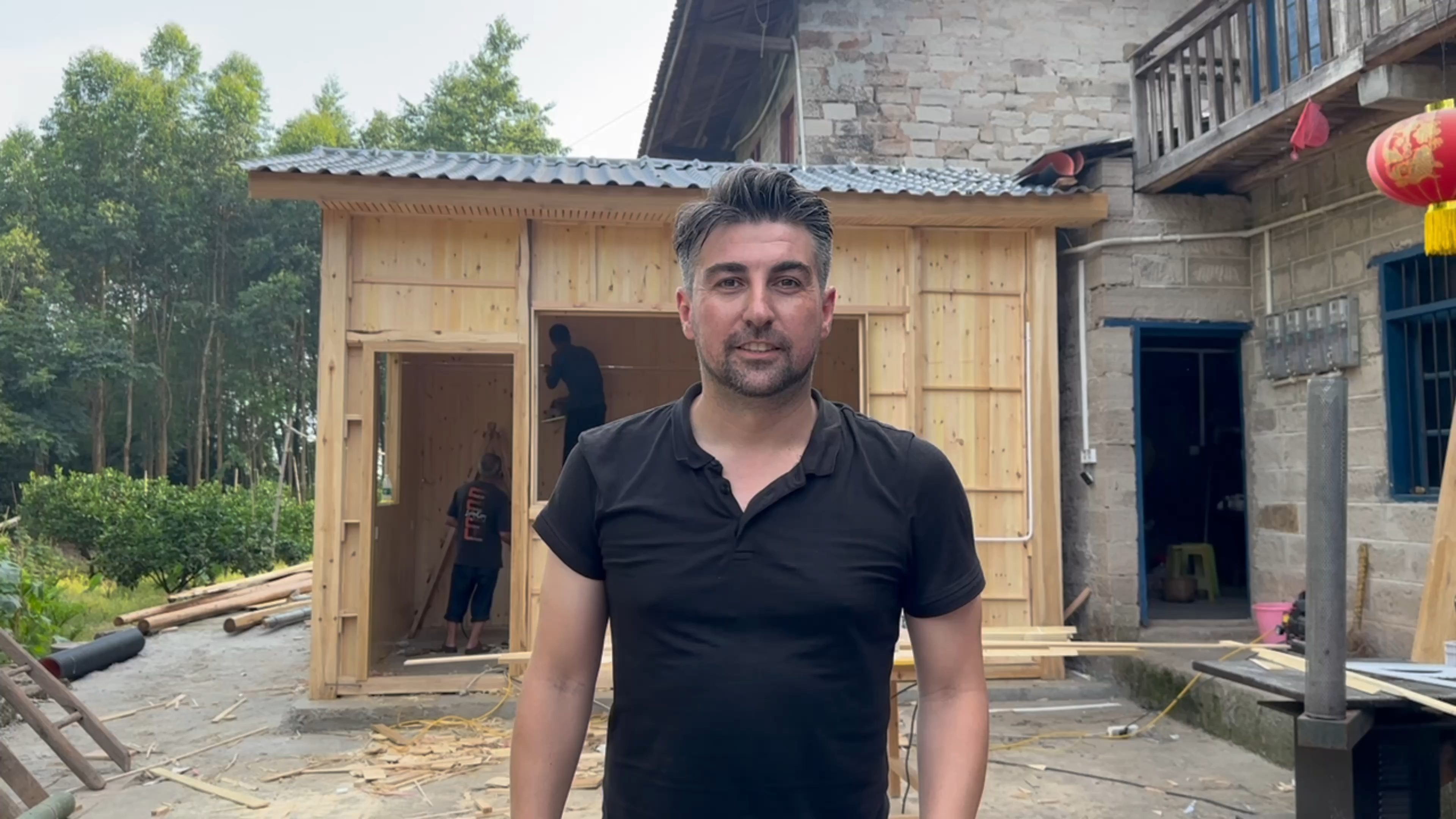 小木屋成型了，期待建好后的样子，做两道菜犒劳师傅们