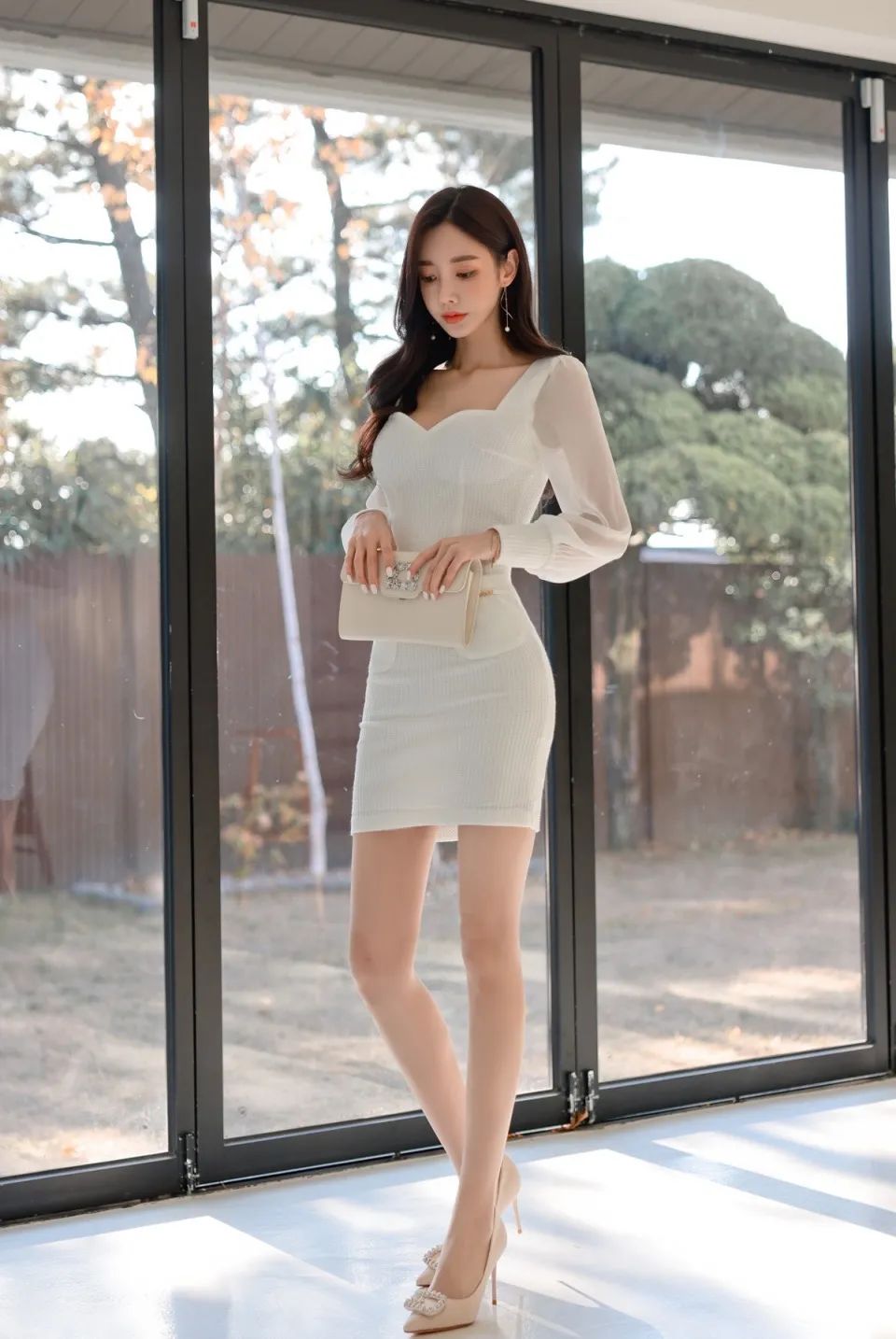 孙允珠时尚穿搭:白嫩低胸包臀裙穿搭,性感撩人
