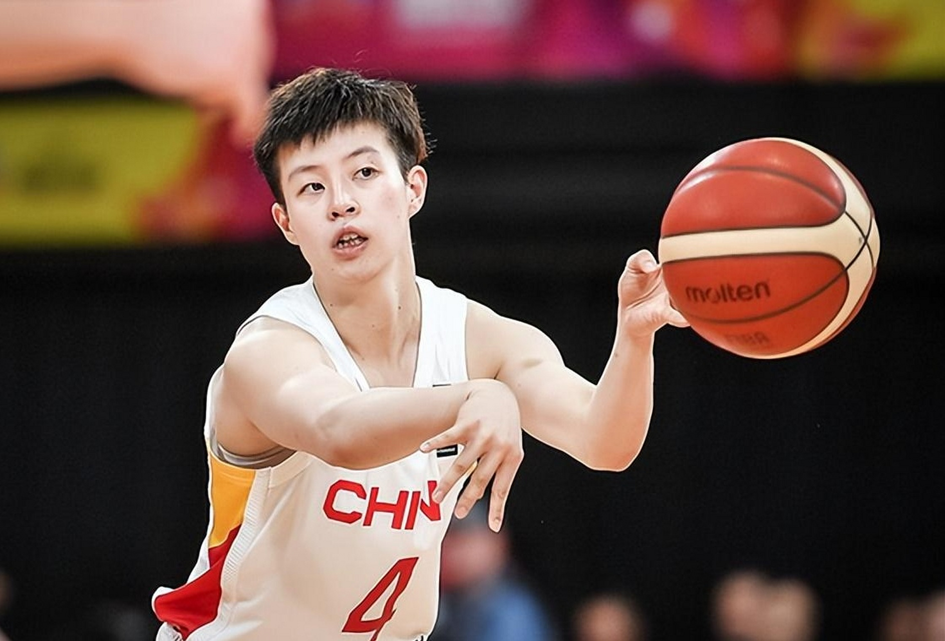 偶像是保罗,打法像赵继伟,学徐杰抢篮板,还找了前cba球员吕晓明进行特