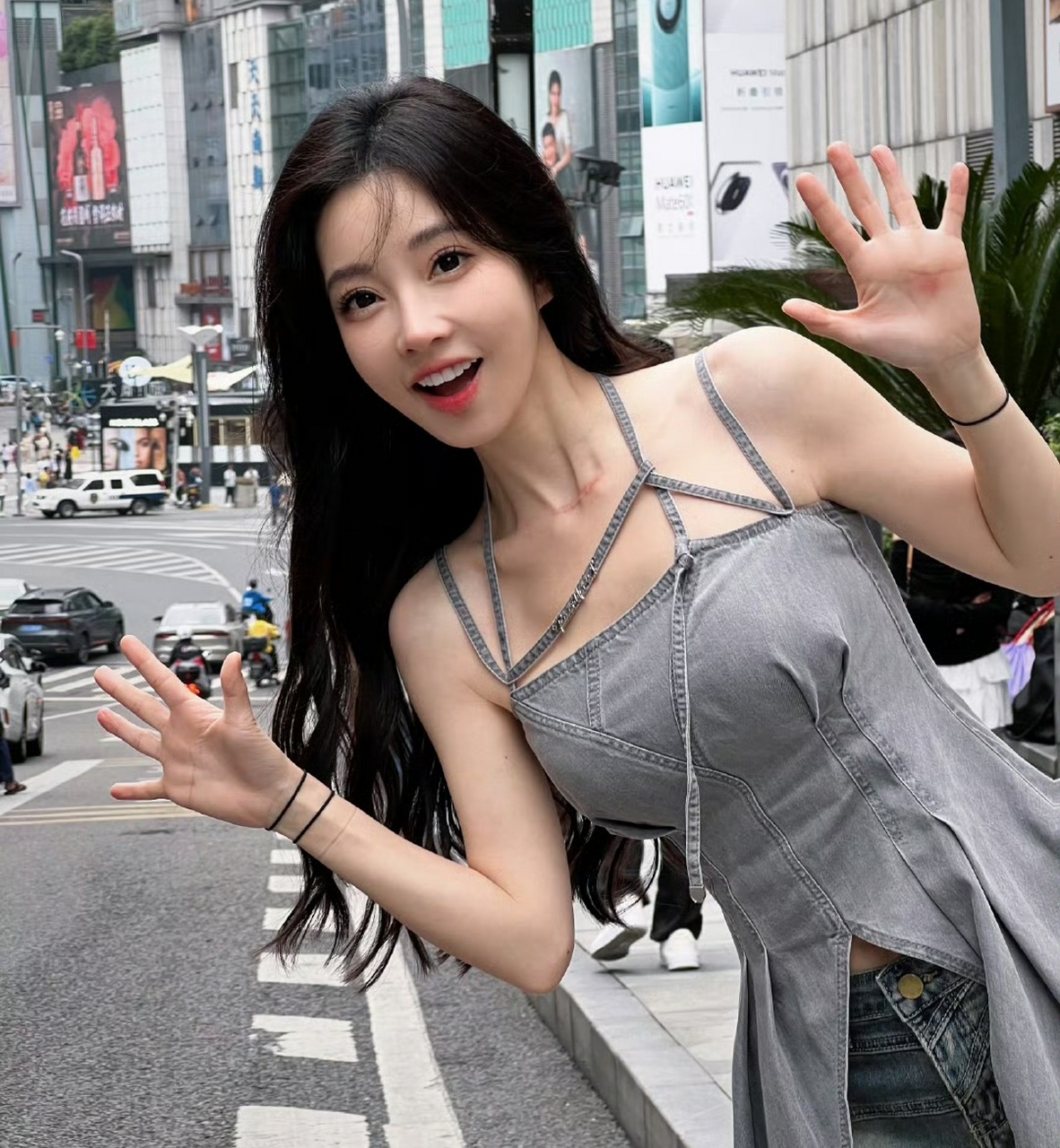 冯提莫街头活泼自拍,涂着大红唇嘟嘴有点萌,牛仔上衣个性十足很时尚.