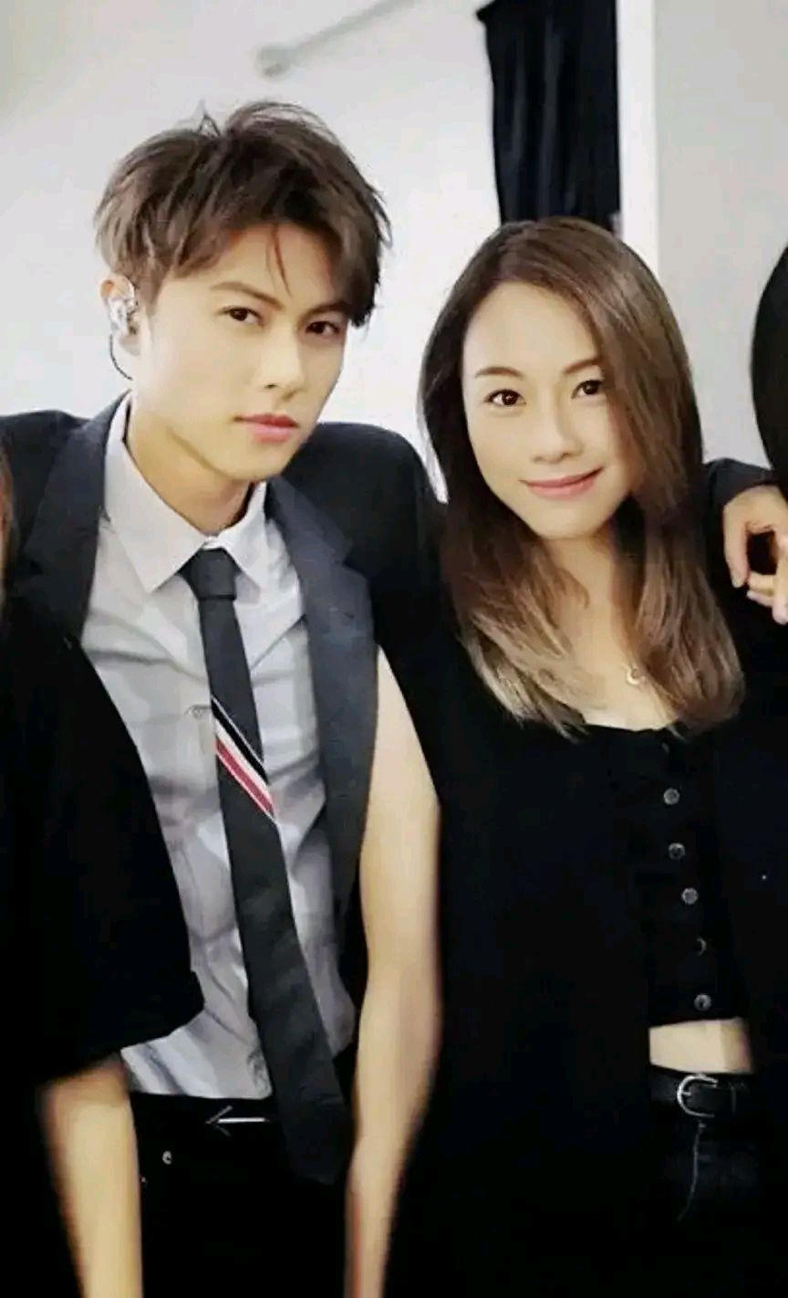 歌手邓丽欣前后两个男友都很帅气,而且一个比一个帅