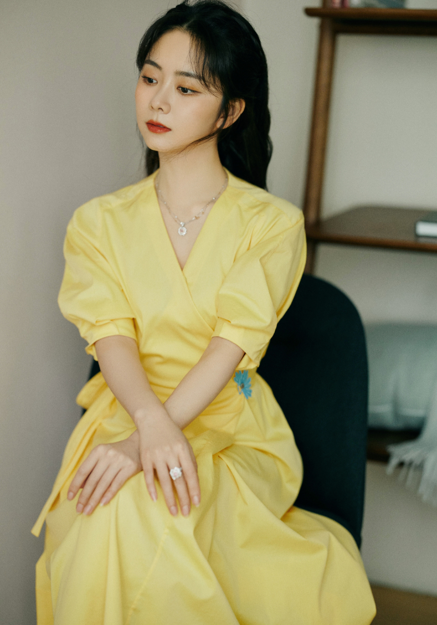 谭松韵一袭黄色长裙,搭配长发,温婉秀丽,清新甜美,越来越有女人味了!