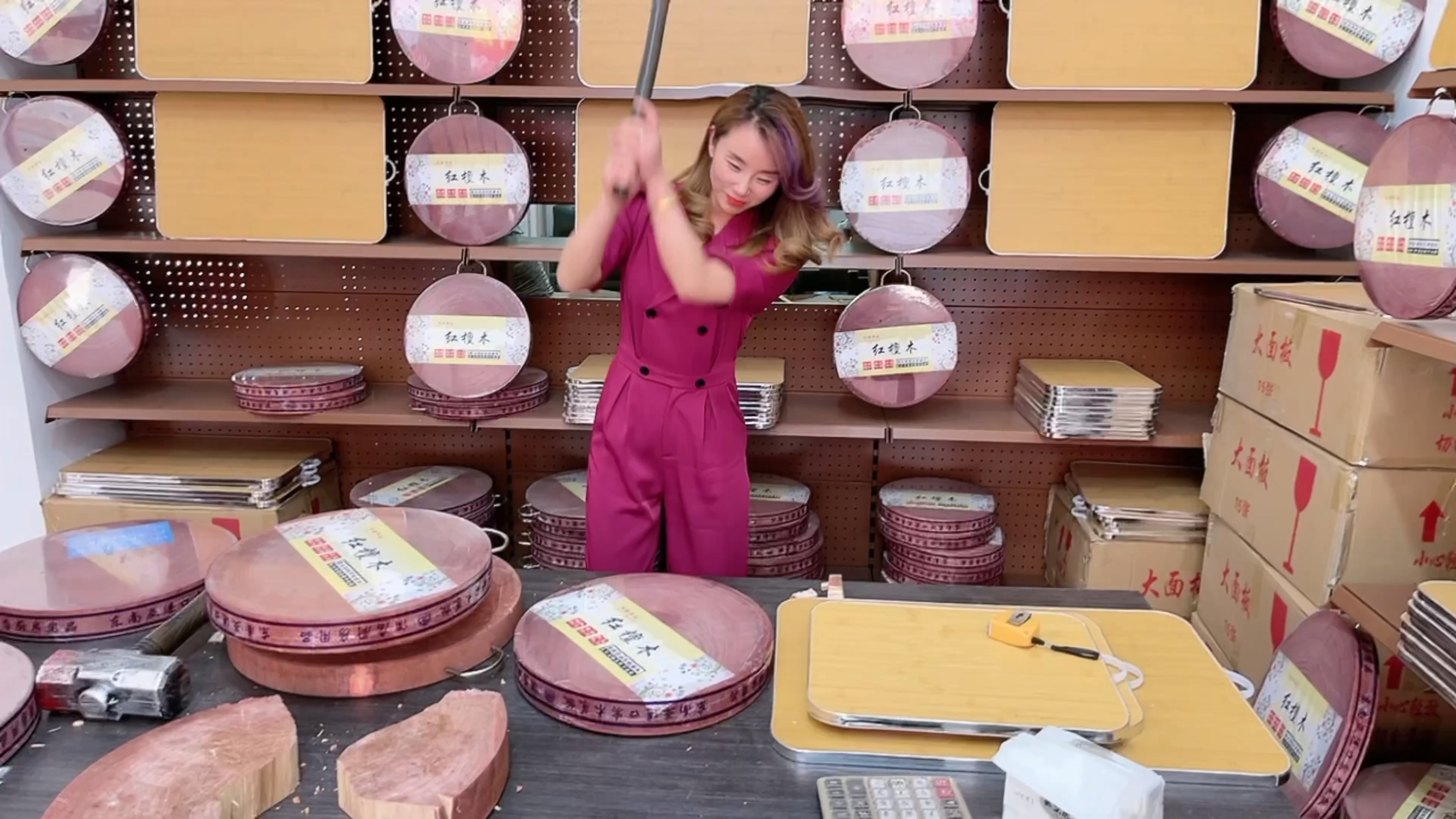 地摊又出新模式,云南红檀木菜板火了,摆摊一天收入上千