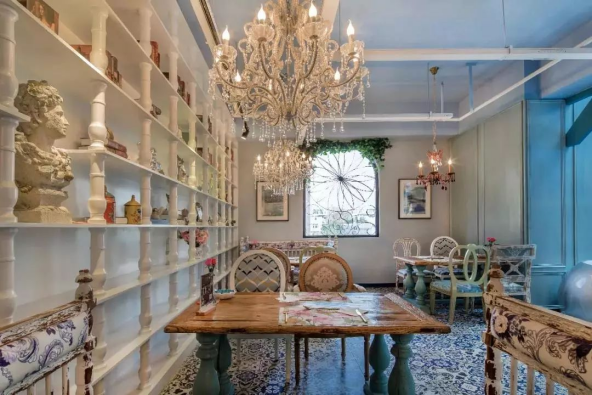 咖啡馆设计装修:欧式风格,好吸睛的蓝色玻璃屋!