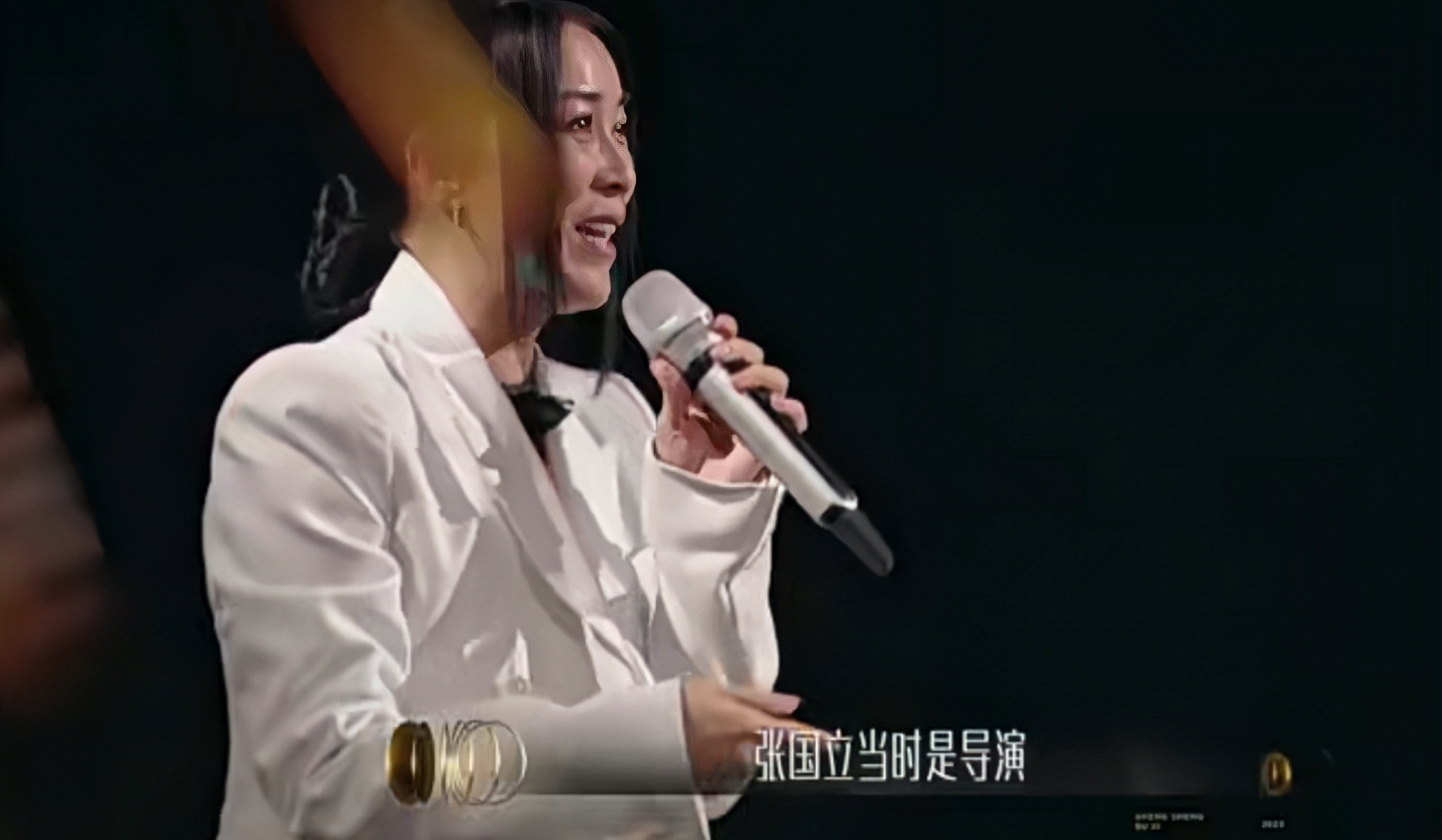 女歌手那英比较搞笑的一件事,她的《雾里看花》mv又被重新提起,导演是