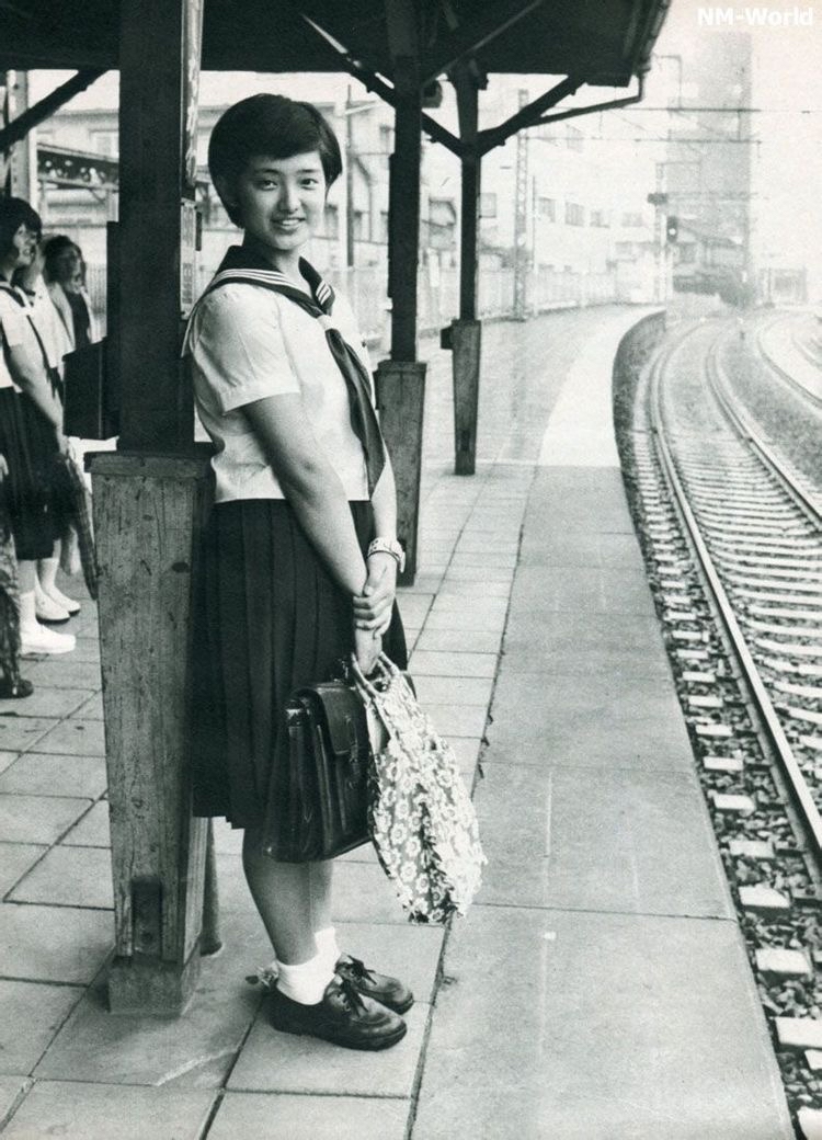 用现在的审美标准来看山口百惠年轻时的样子,确实不漂亮