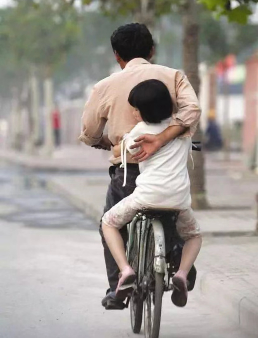 做儿女的永远都在父亲的庇护下,父爱 如山,山是无言的,父爱也是无言的