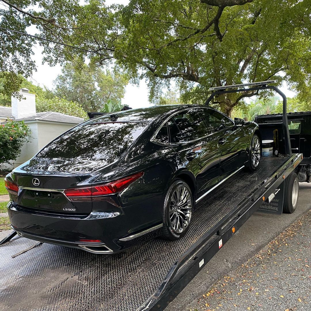 新一代雷克萨斯ls街拍,对标奔驰s级,豪华大气,尺寸超越宝马7系