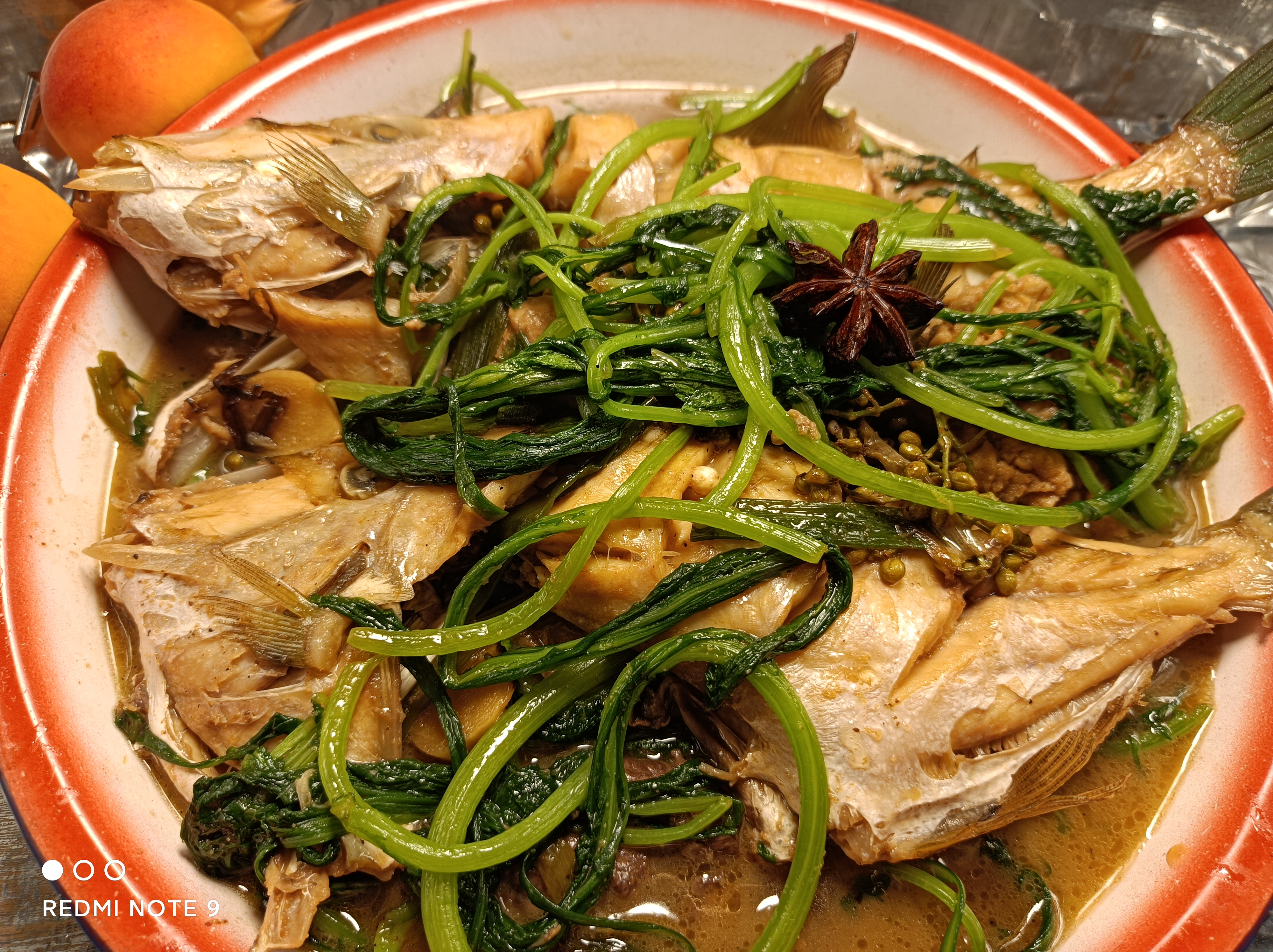 胶东特色美食,扒皮狼鱼炖茼蒿,鲜,鲜,鲜