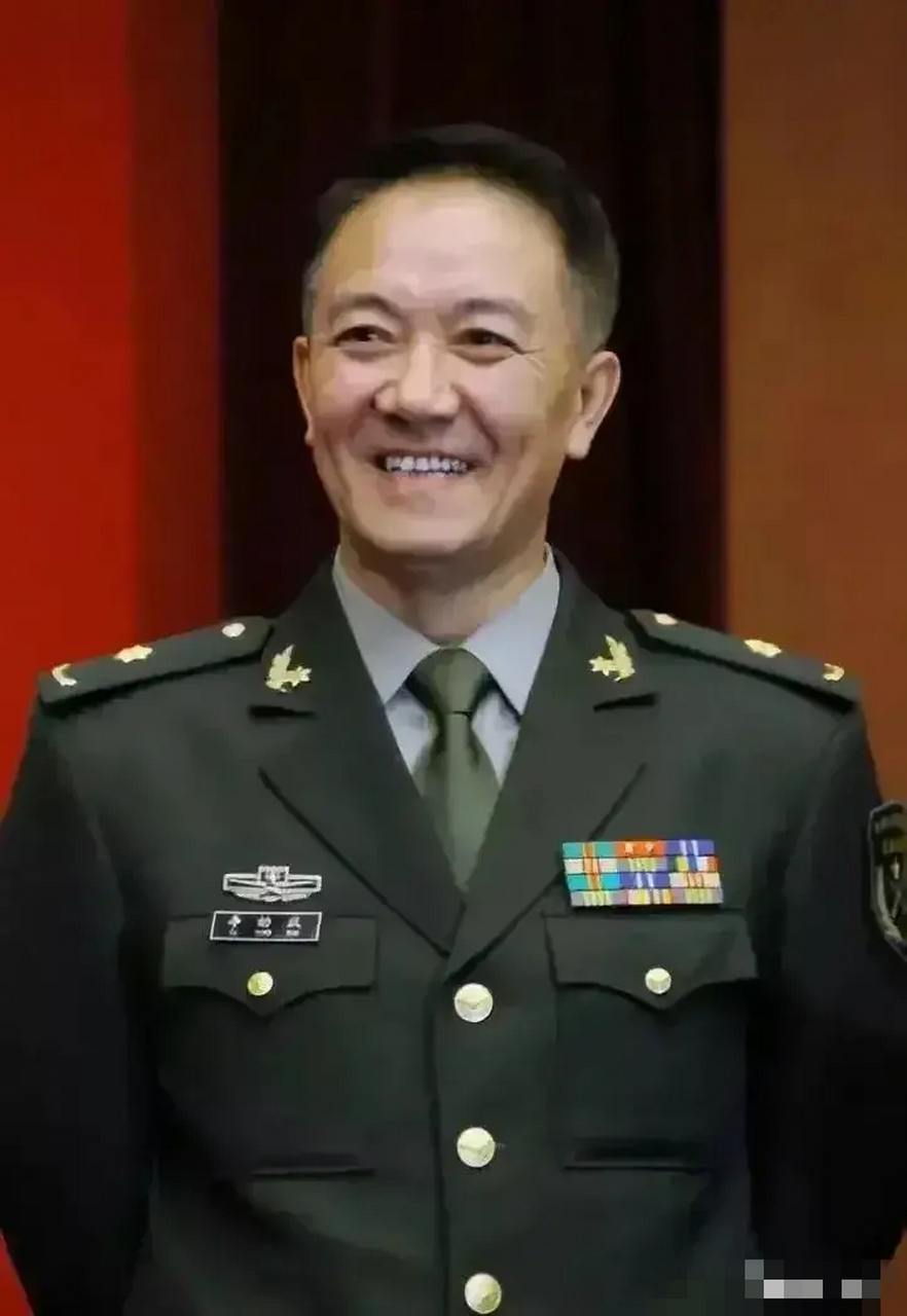 那些拥有军衔的十位明星: 1,李幼斌—少将副军级.