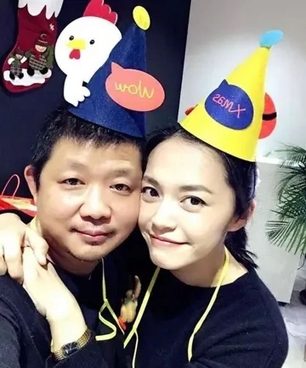 2014年 ,姚晨刚和曹郁结婚2年,在家收拾东西,突然发现,衣柜里有一张的