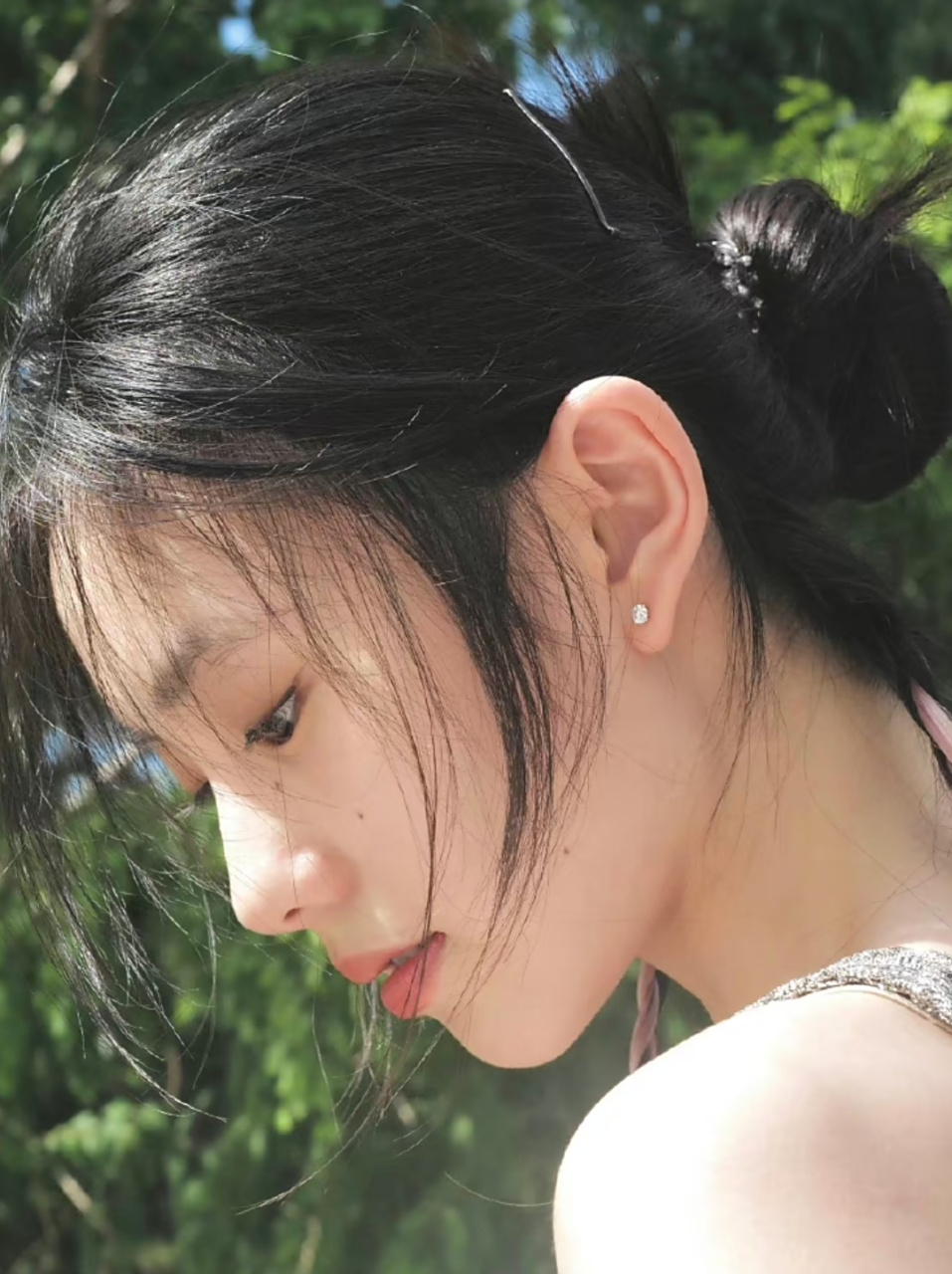 刘浩存又发自拍了,熟悉的白开水妆容,看起来清新无害特别淡然.