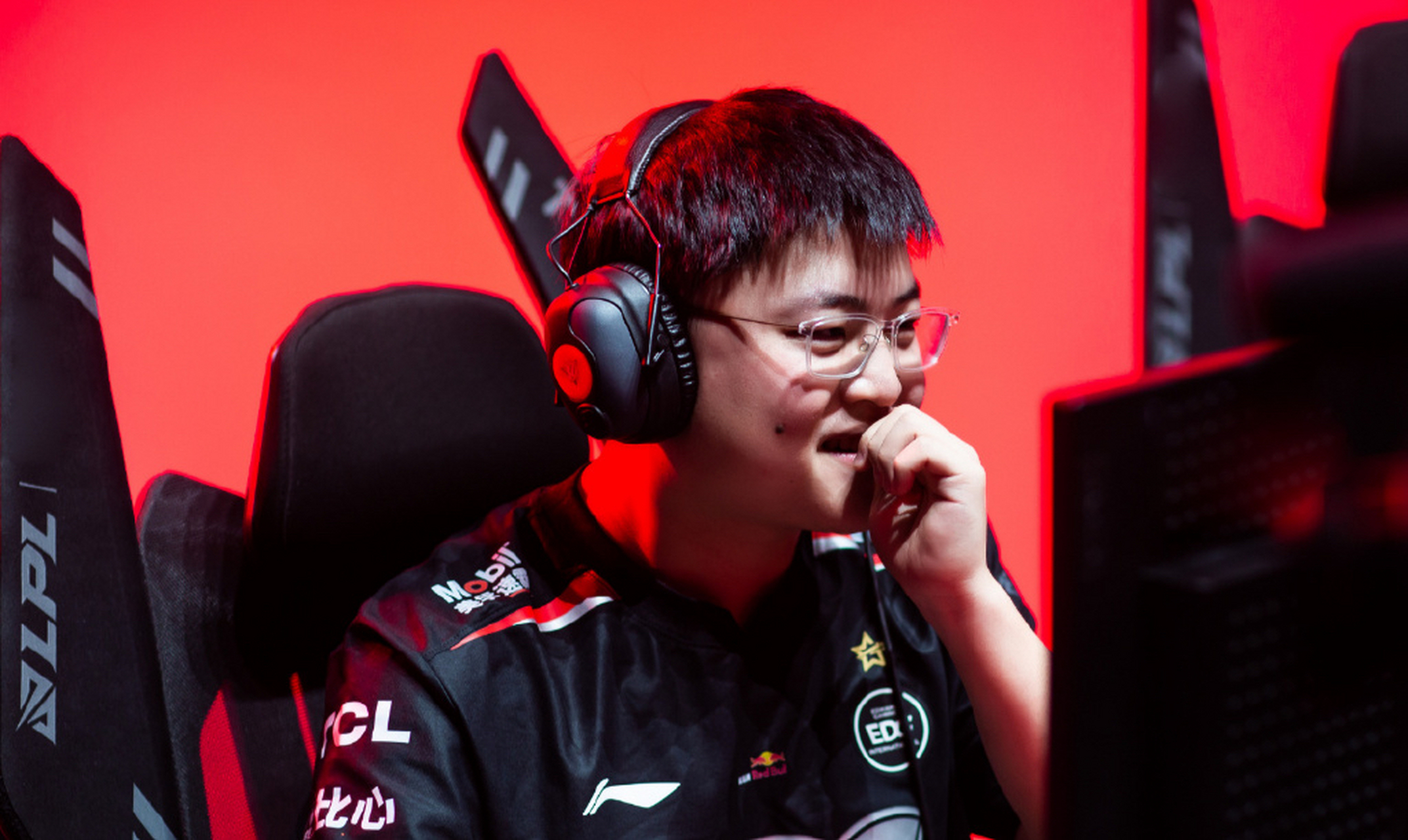 [吃瓜]  笑笑西卡:uzi如果再打一年找到状态有的玩,围绕乌兹建队有点