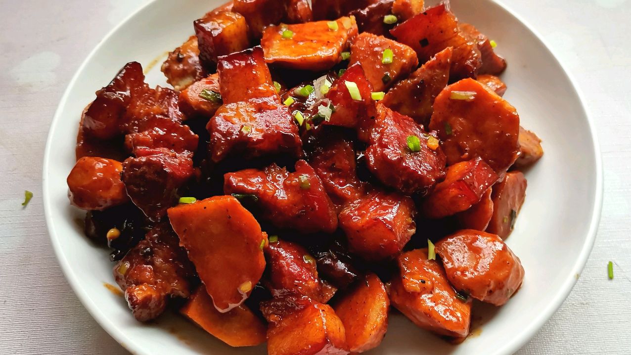 芋头红烧肉这样做色泽诱人,肉肥而不腻芋头软糯不散。超好吃