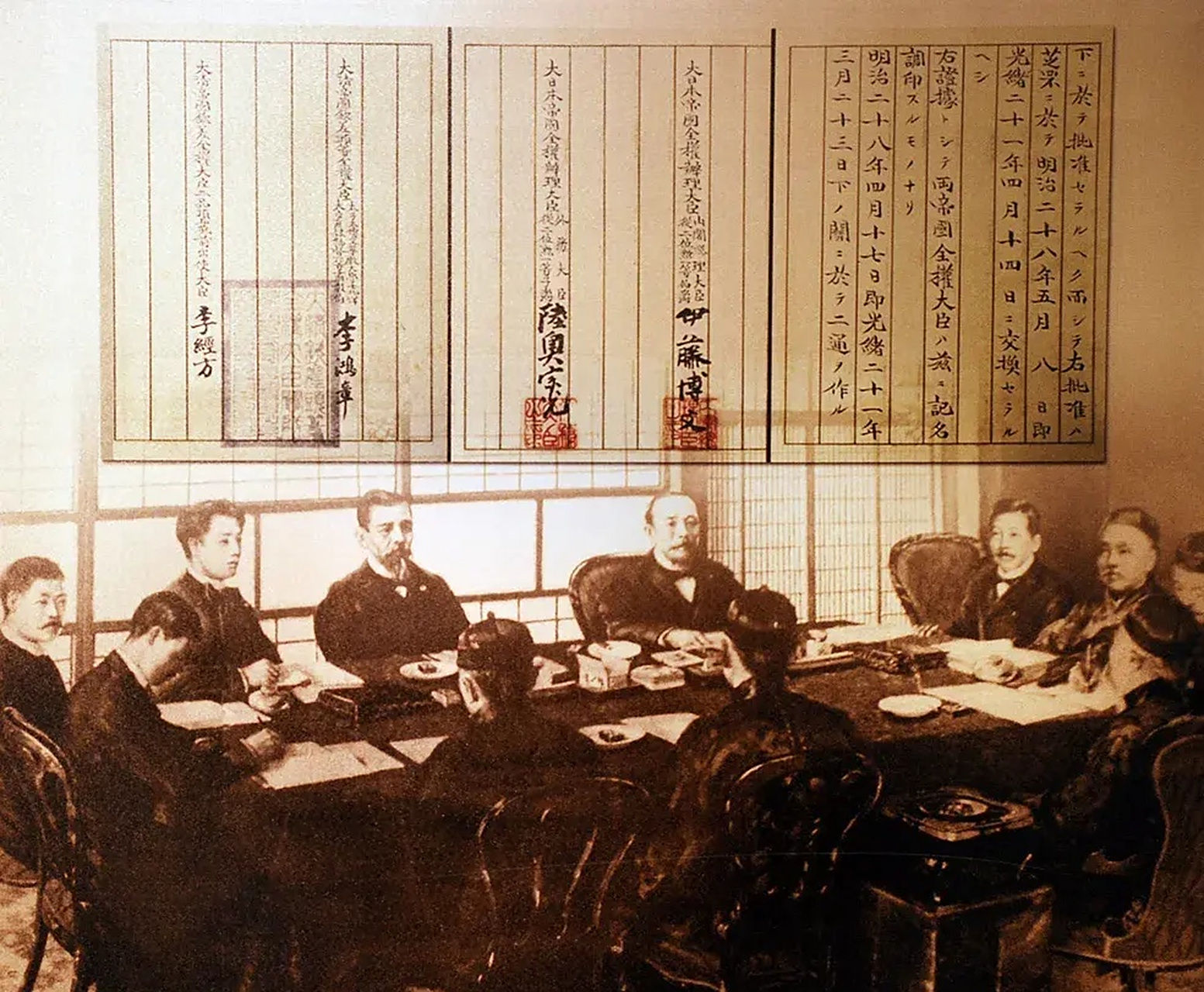 甲午战争后,中日谈判期间,李鸿章对伊藤博文抱怨:大清之所以战败是