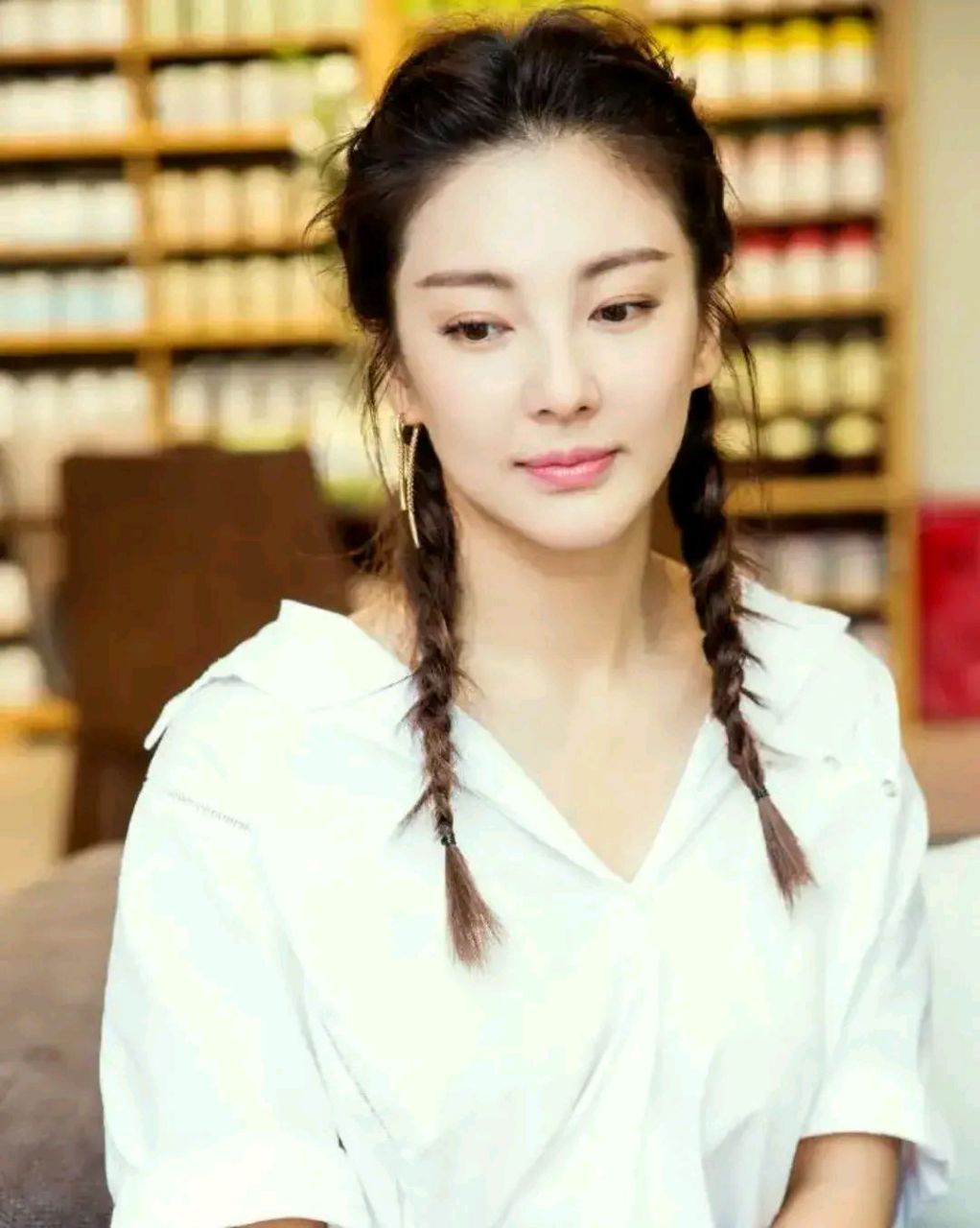 在照片中,张雨绮穿着一身蓝色的泳装,展现出她凹凸有致的身材.