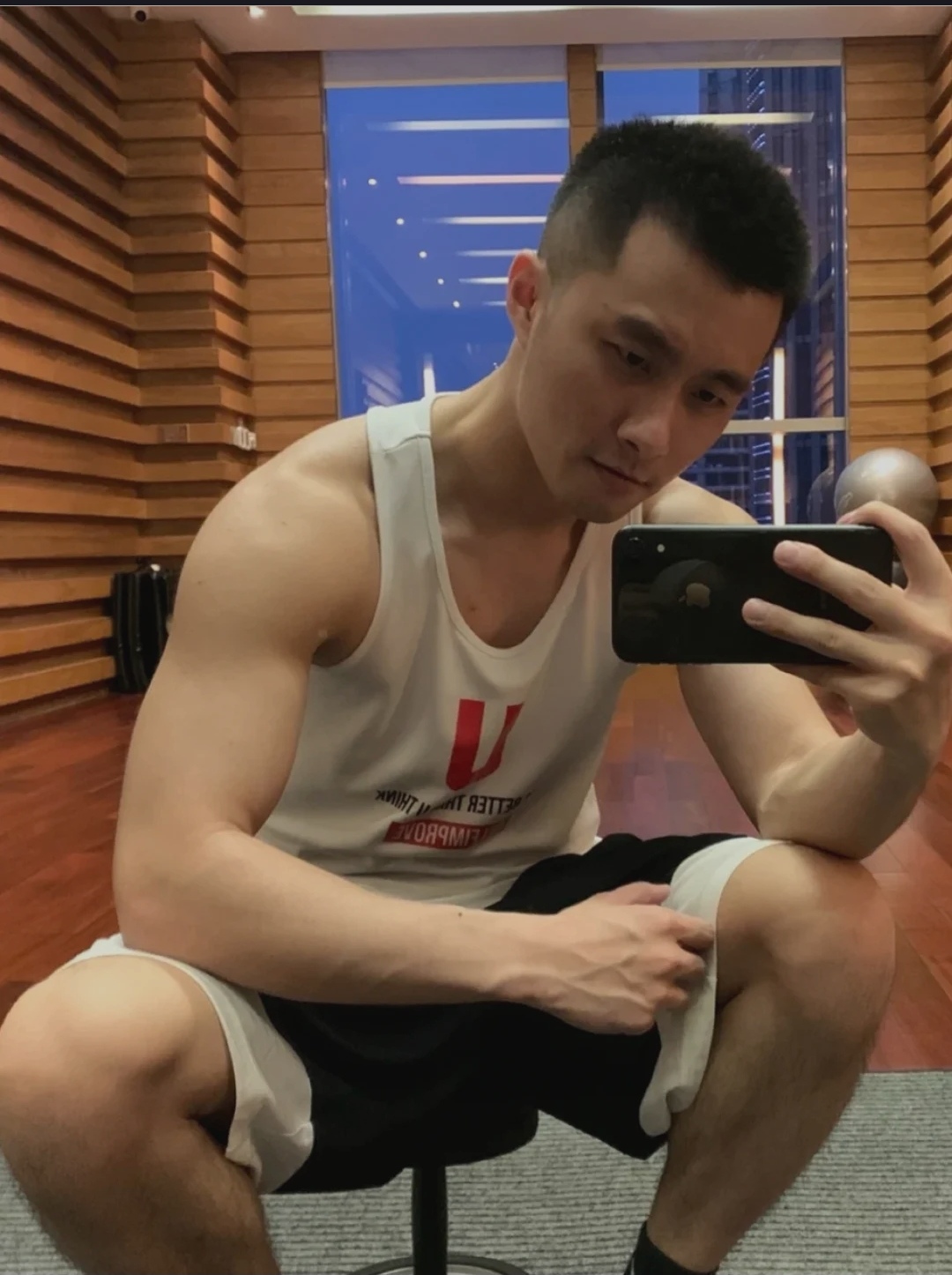 这枚爱自拍的肌肉帅哥有点上头哦