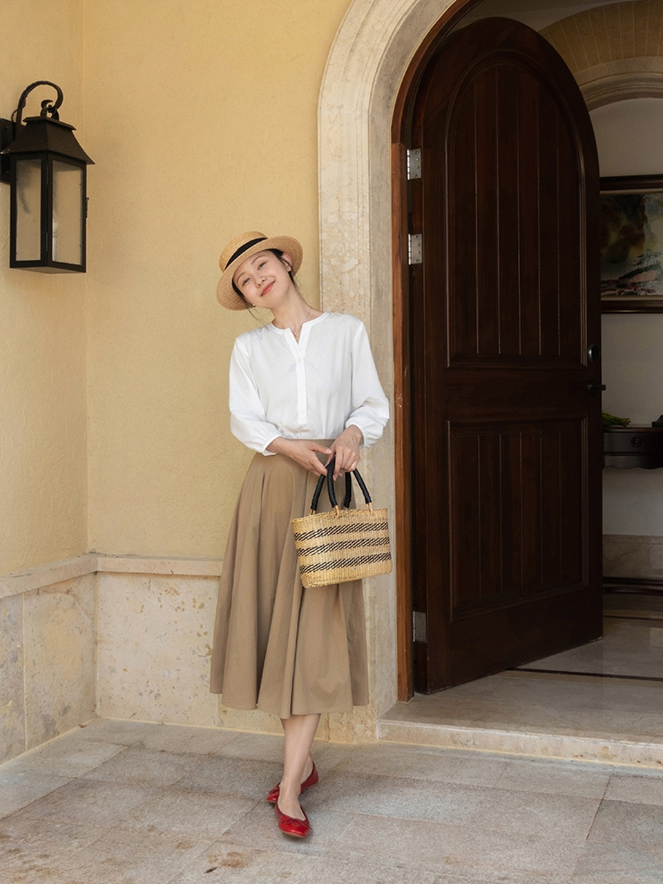 卡其色半身裙配什么颜色的上衣好看 卡其色是温柔又时髦又百搭的颜色