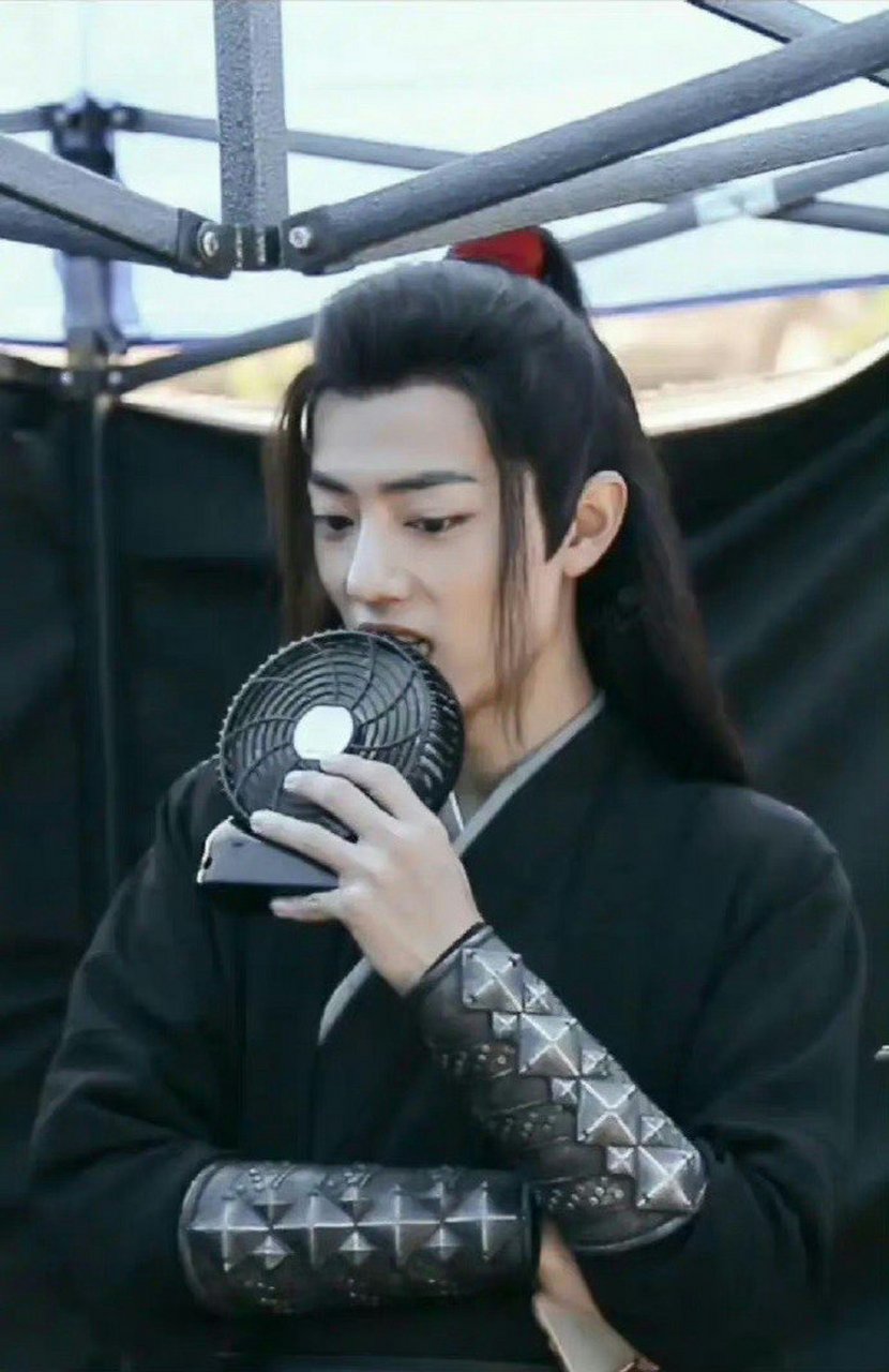 肖战咬风扇 如此可爱的时影大神官#肖战# 你get了吗#玉骨遥