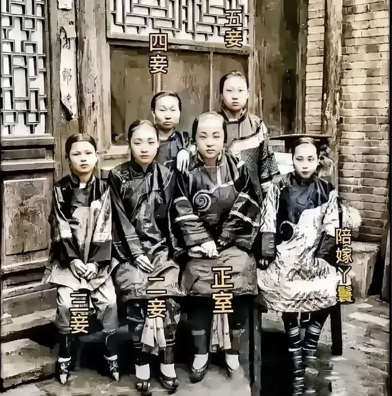 这是古代的一张妻妾合照,照片中的女人三个比一个漂亮,她们并没有什么