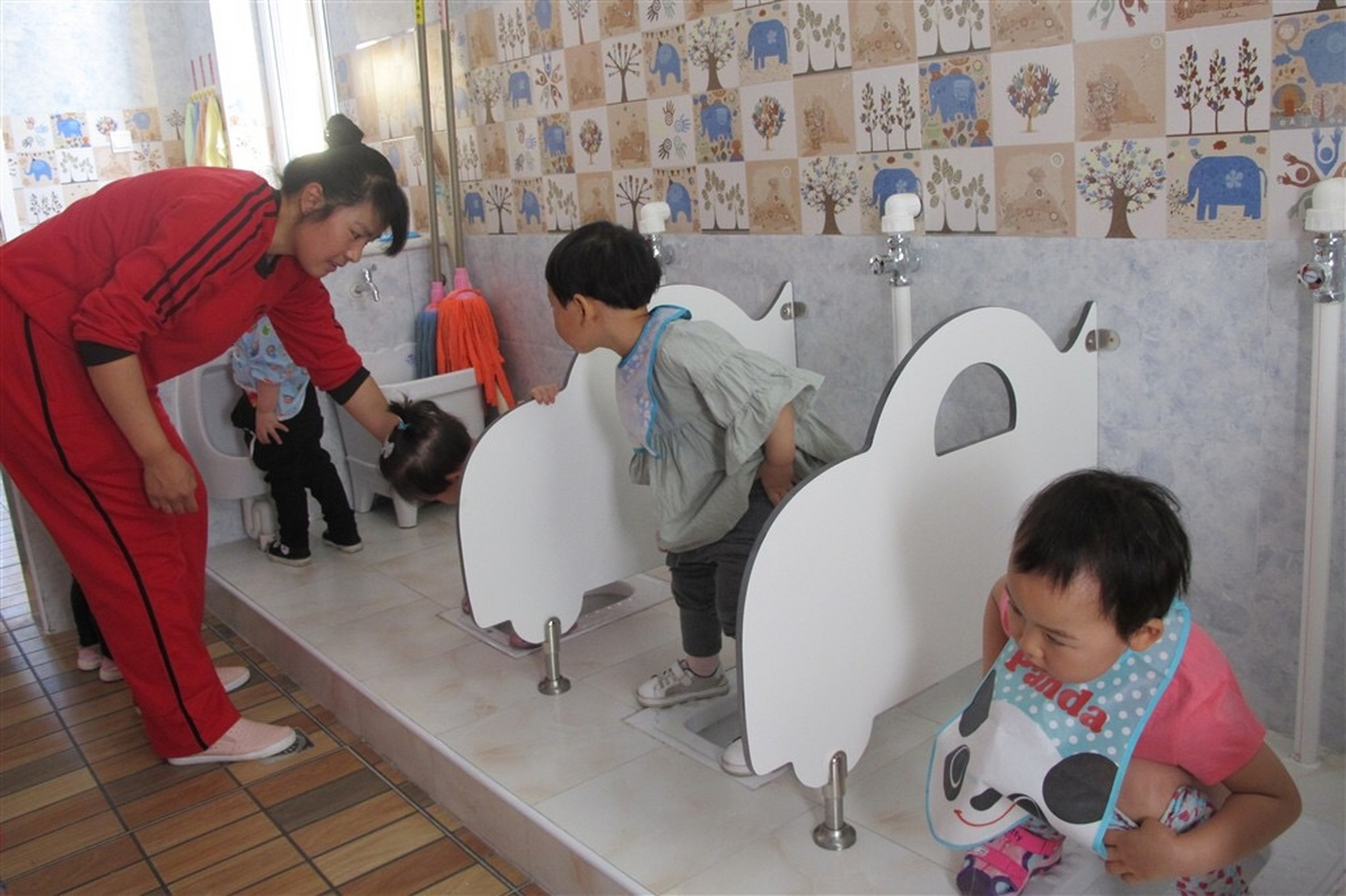 女儿在幼儿园想上厕所,举手时,老师却不理她,结果女儿就拉到裤子上