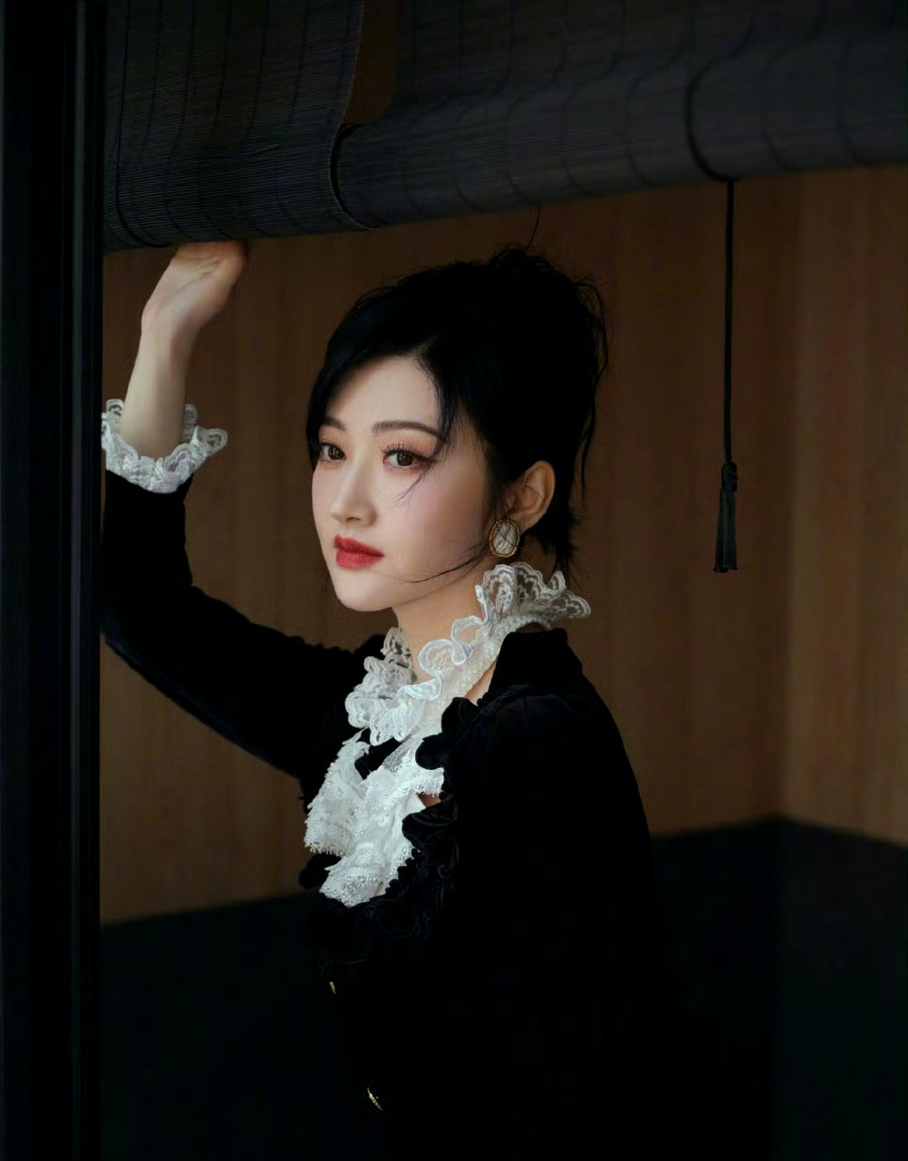 景甜蕾丝开叉黑裙又美又飒,难怪叫"人间富贵花",她是不是瘦了很多啊?