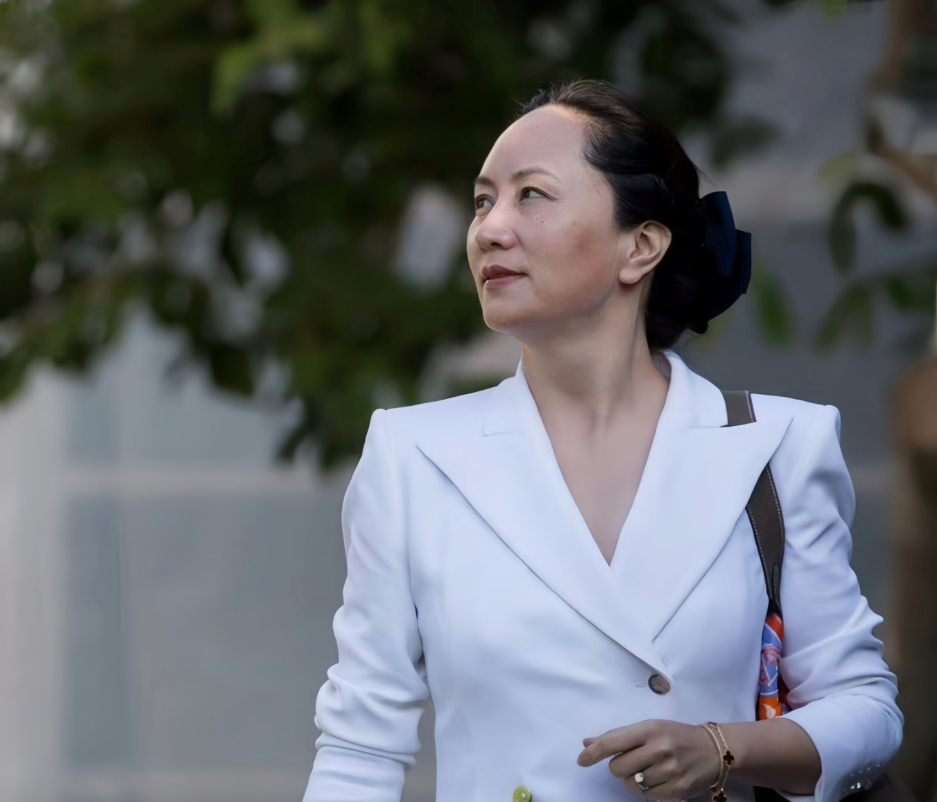 50岁的孟晚舟告诉我们:收腰裙搭配高跟鞋,发型简洁利落,太美了