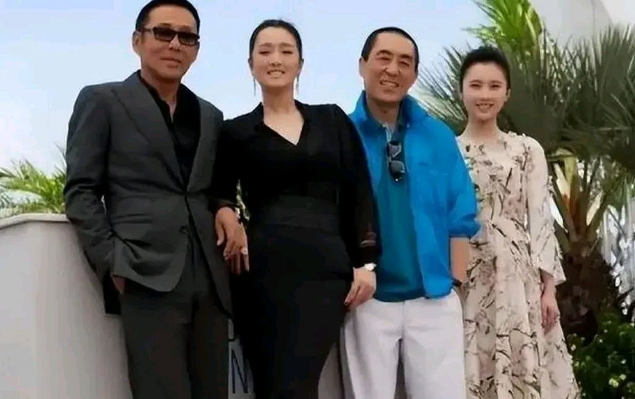 张艺谋难得又与巩俐同框,张导的休闲装,比起陈道明西装,显得潇洒自如