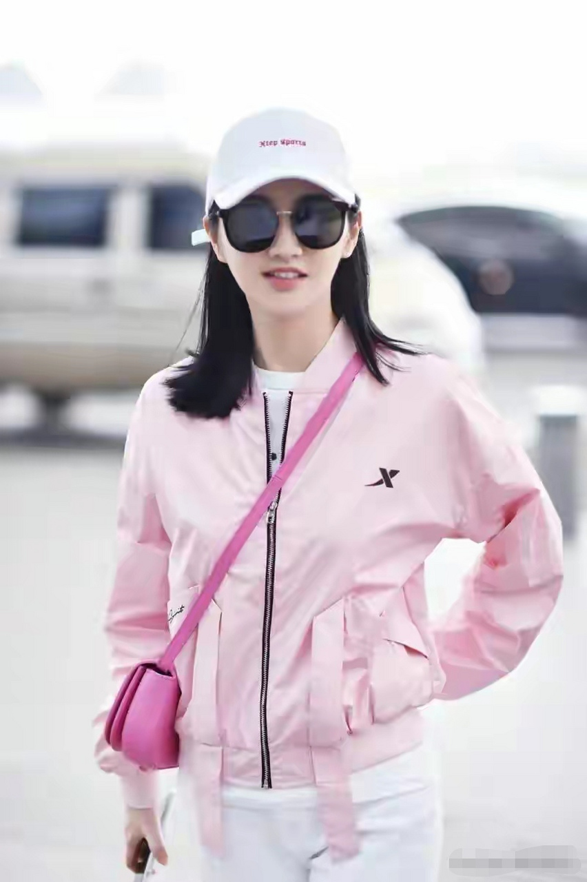 景甜穿粉色短夹克,搭配白色牛仔裤,很邻家的打扮!